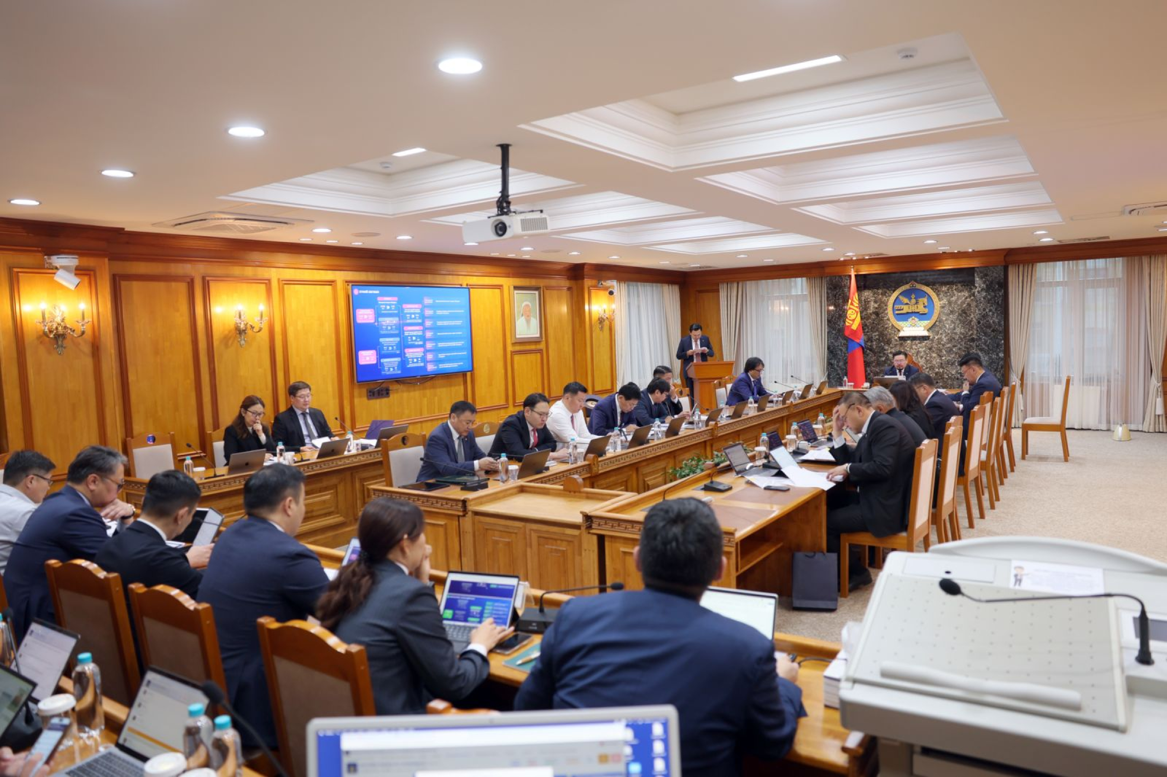 Шатахууны хангамж, нийлүүлэлтийн талаар танилцаж байна