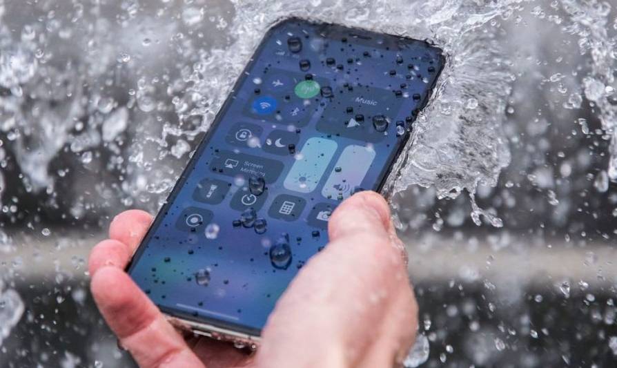 СЭРЭМЖЛҮҮЛЭГ: Цэнэглэж байсан утастайгаа усанд орсноос цахилгаанд цохиулж амиа алджээ