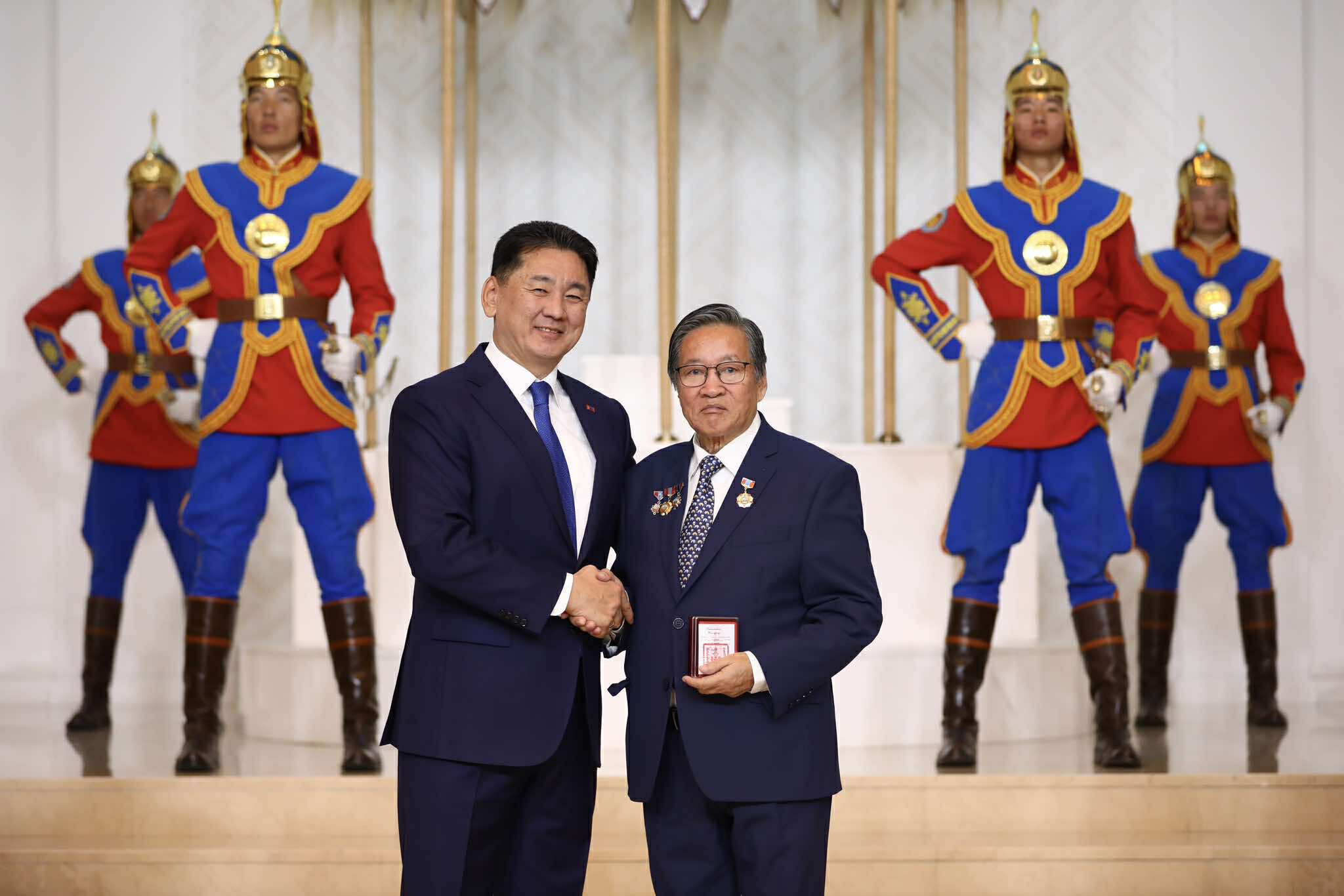 🔴Бөөр, элэг шилжүүлэн суулгах аргыг нэвтрүүлж, нутагшуулсан Д.Нямсүрэн, О.Сэргэлэн нарт Ардын эмч цол хүртээлээ