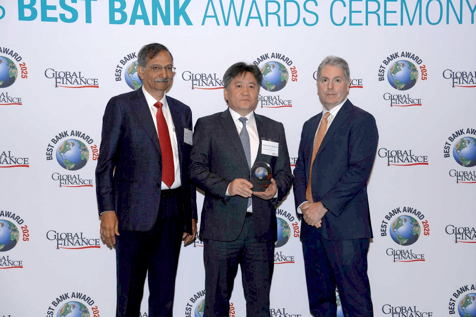 Монголбанкны Ерөнхийлөгч Б.Лхагвасүрэн “Global Finance” сэтгүүлийн “А-” үнэлгээний батламжаа гардан авчээ