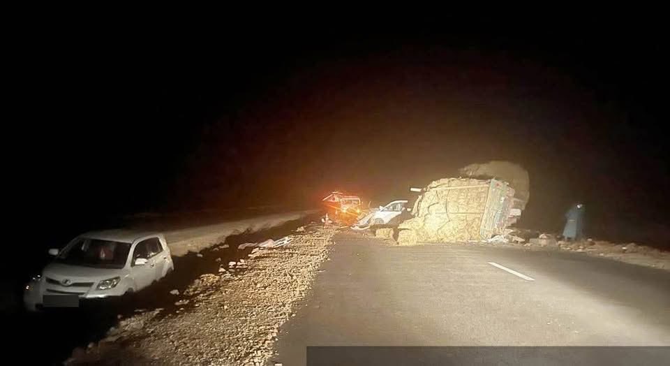 Орон нутгийн замд ачааны машинууд мөргөлдөж, дөрвөн хүн амиа алджээ