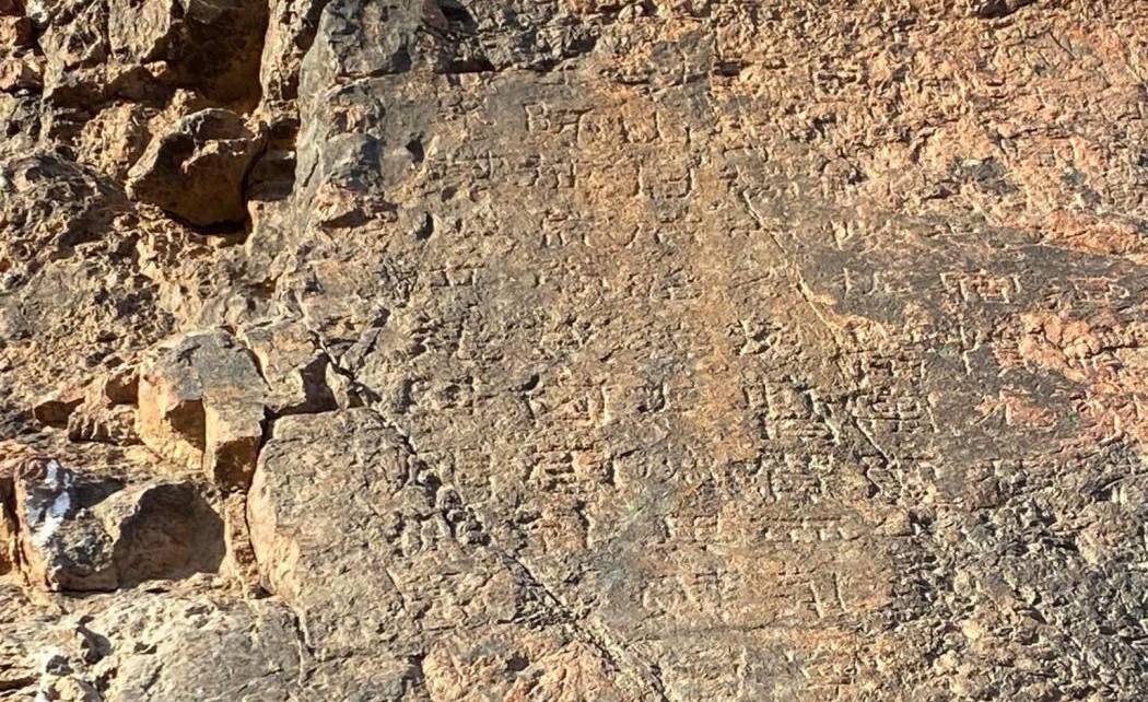 Хятадууд Дундговийн нутгаас хадны бичээс хуулбарлахыг завджээ