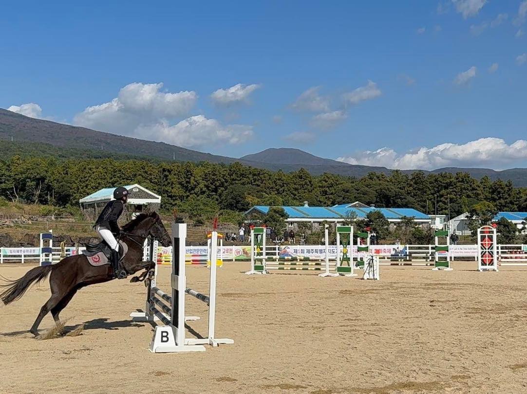 Монголын тамирчид анх удаа Ази тивийн аварга шалгаруулах морин саадтай харайлтын тэмцээнд оролцож байна