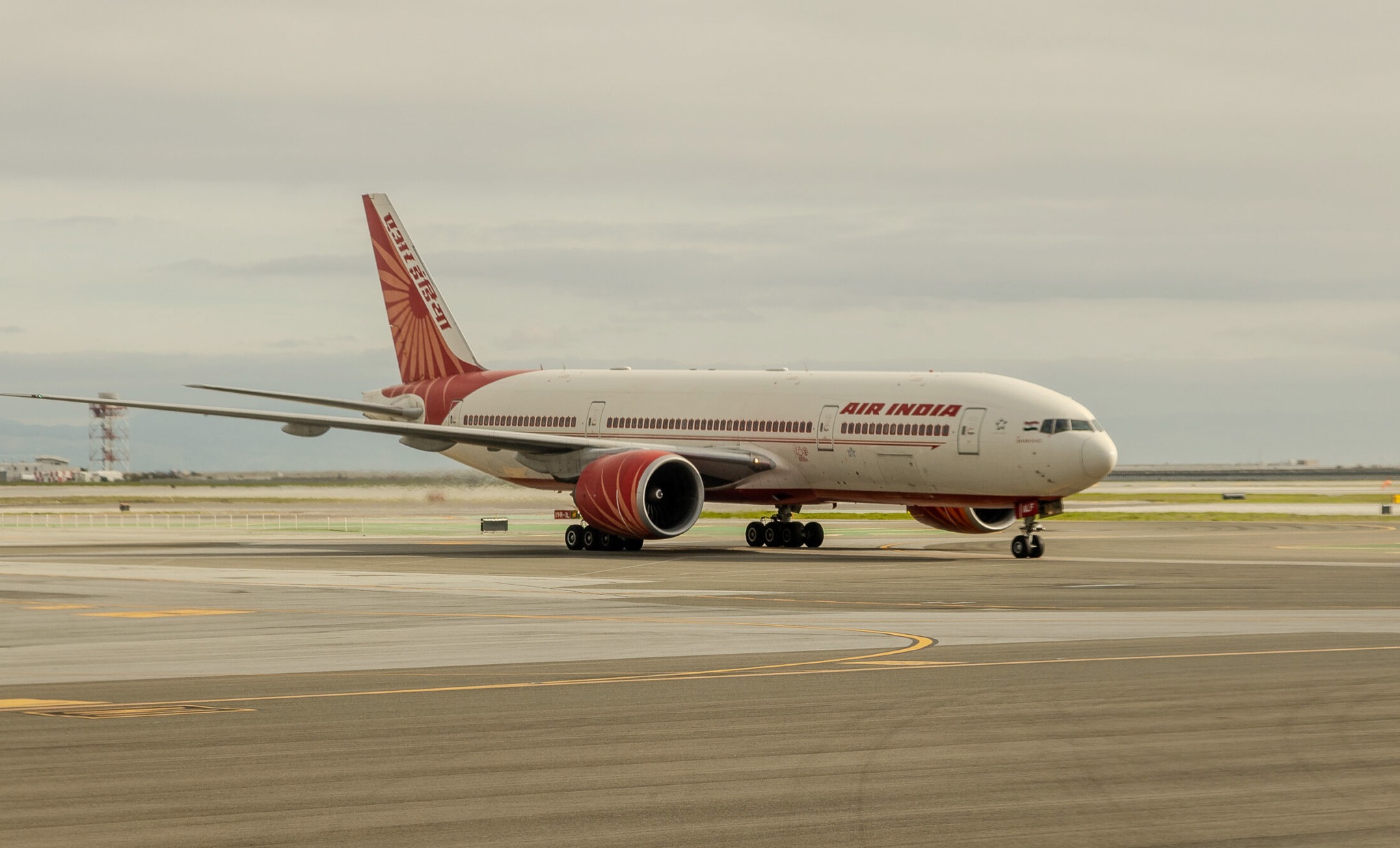 Энэтхэгийн нисэх онгоц техникийн шалтгааны улмаас Монголд газарджээ