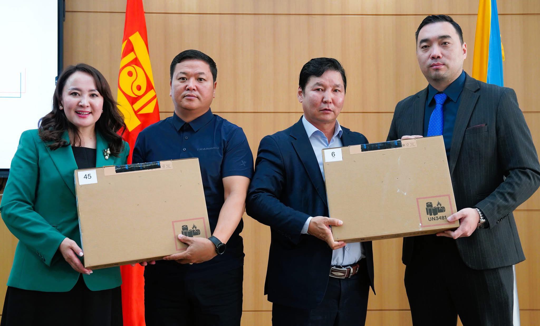 ТӨРИЙН ӨМЧИЙН 19 СУРГУУЛЬД 199Ш ЗӨӨВРИЙН КОМПЬЮТЕРИЙГ ХҮЛЭЭЛГЭН ӨГЛӨӨ