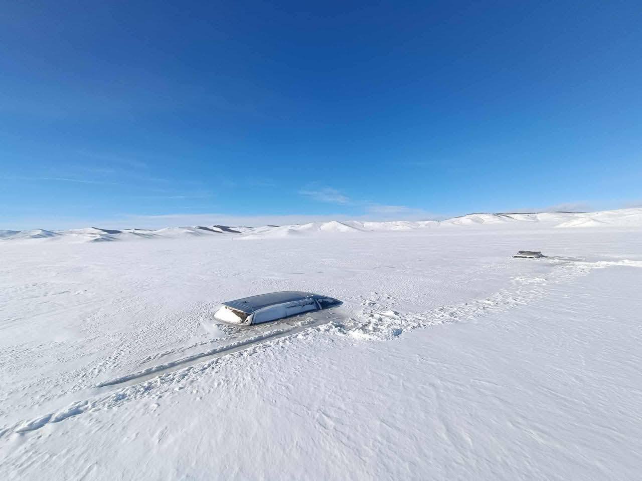 Цэнгэл нуурын мөсөнд гурван автомашин цөмөрч оржээ