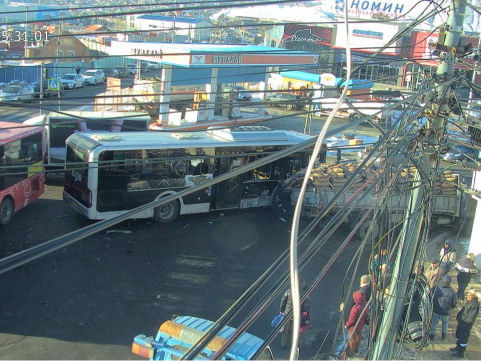 Нийтийн тээврийн автобус автомашинтай мөргөлджээ