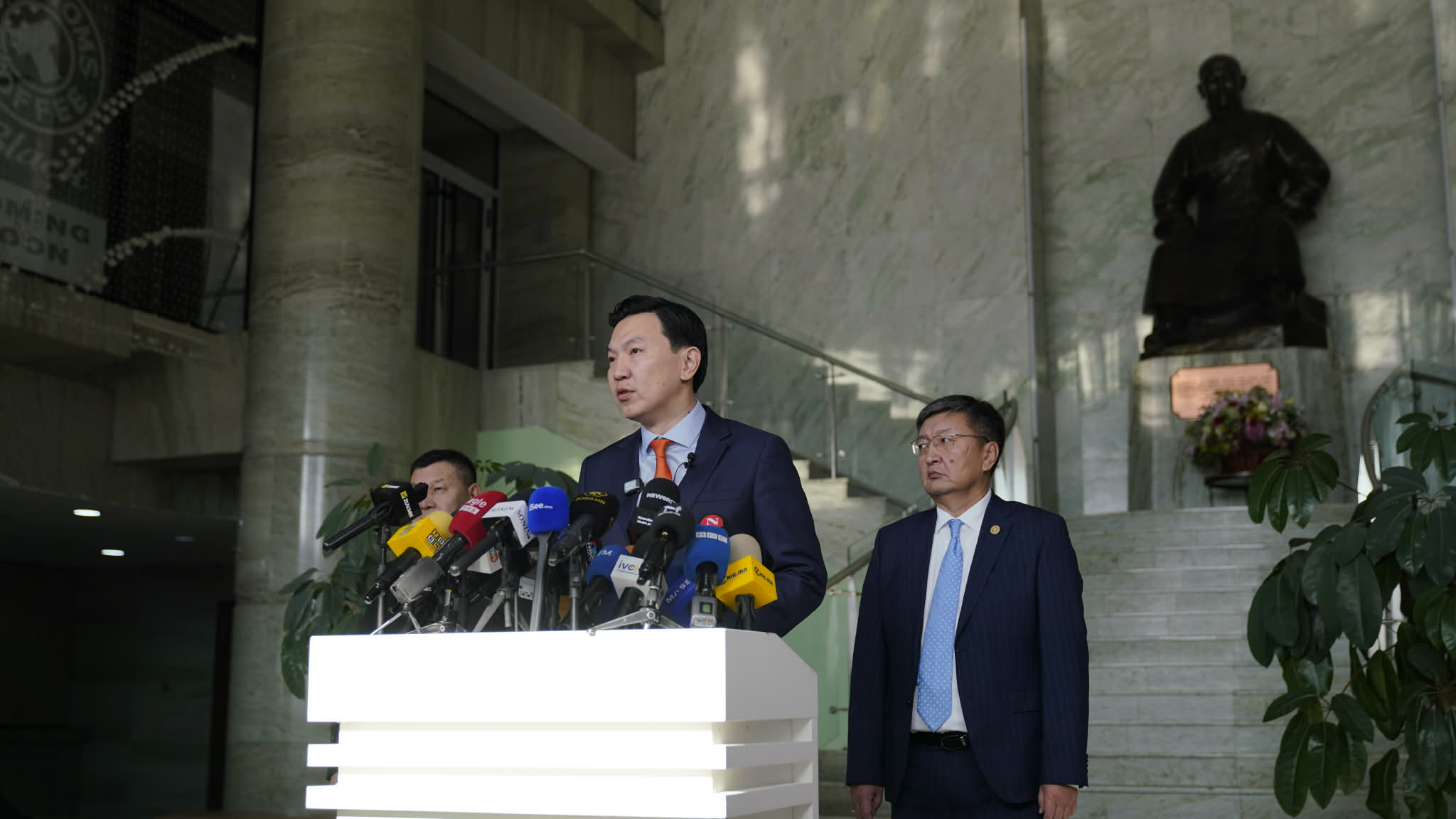 Улсын эрх ашгийг бодож Н.Учрал УИХ-ын дарга болох замыг сонгов уу