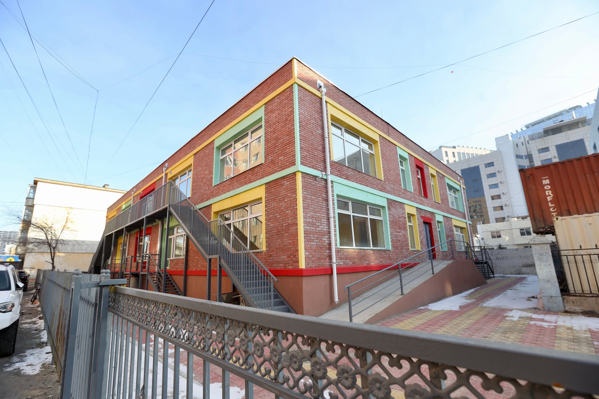 Сандал, ширээгүйн улмаас 12 сургууль бүрэн хүчин чадлаараа хүүхдүүдээ хүлээж авч чадахгүй байна