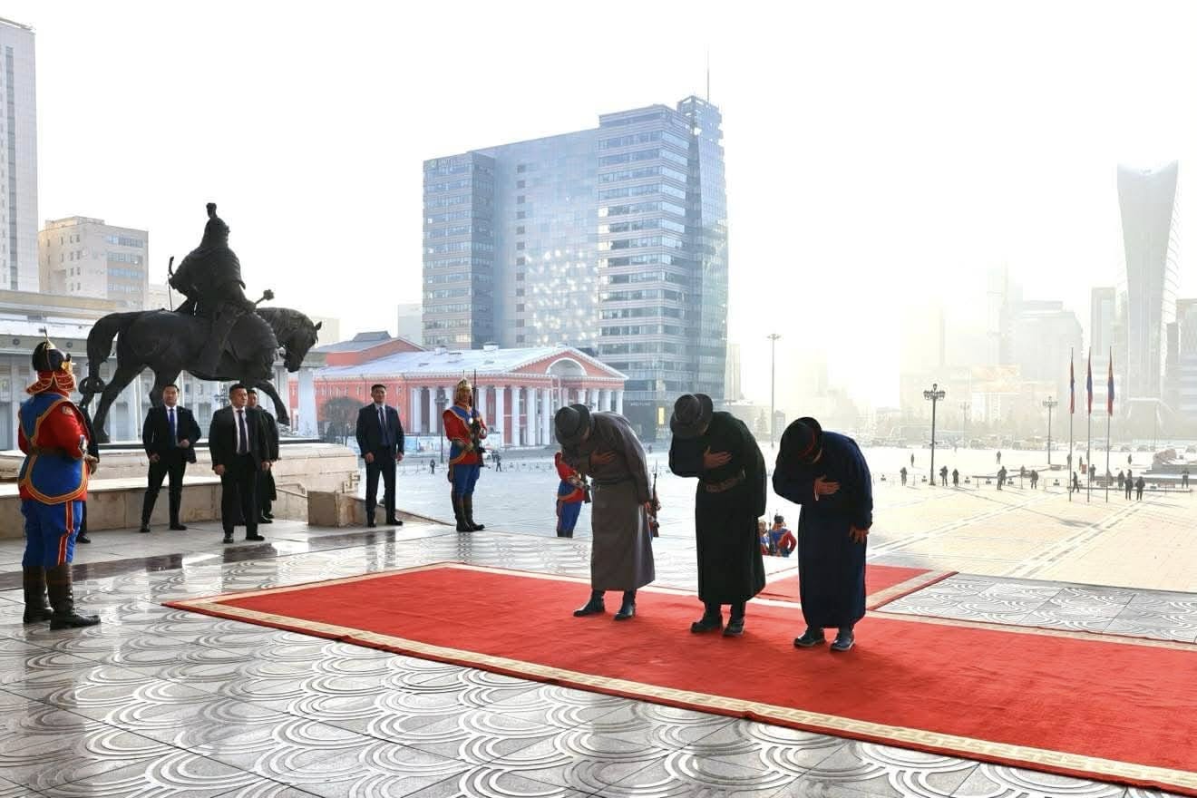 Эзэн Богд Чингис хааны хөшөөнд хүндэтгэл үзүүллээ