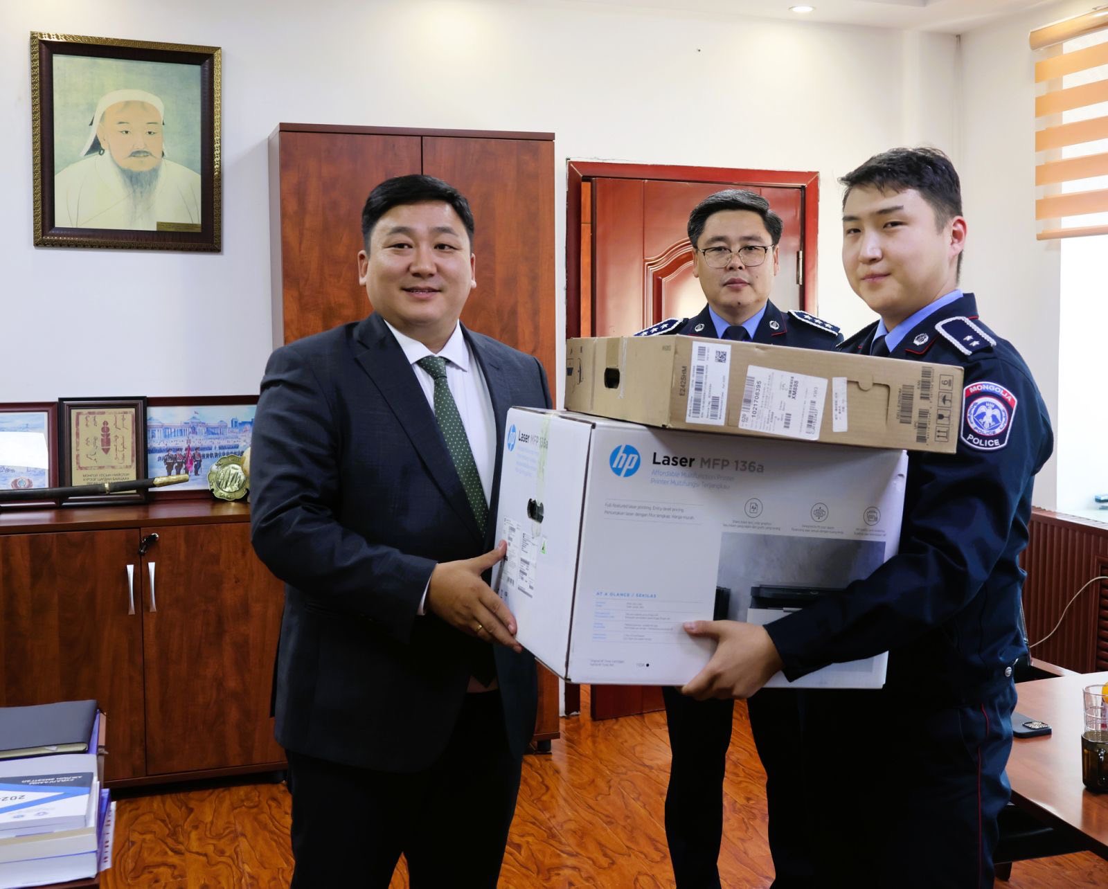 ХУД-ийн ИТХ-аас цагдаагийн алба хаагчдад нэн шаардлагатай байгаа тоног төхөөрөмжийг өгчээ