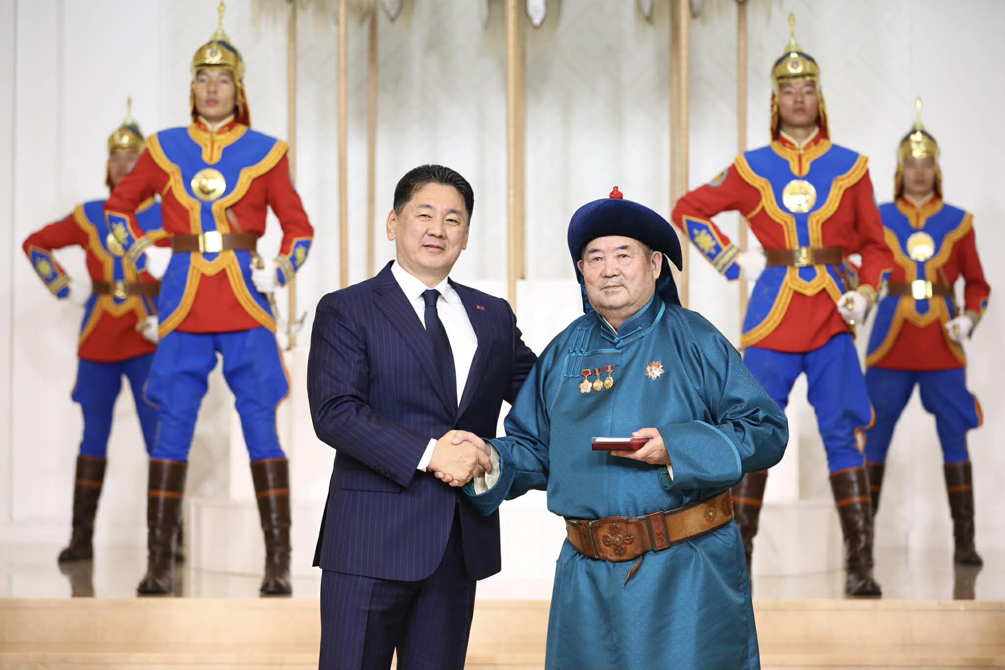 Ардын багш С.Дуламд Хөдөлмөрийн баатар цол хүртээв