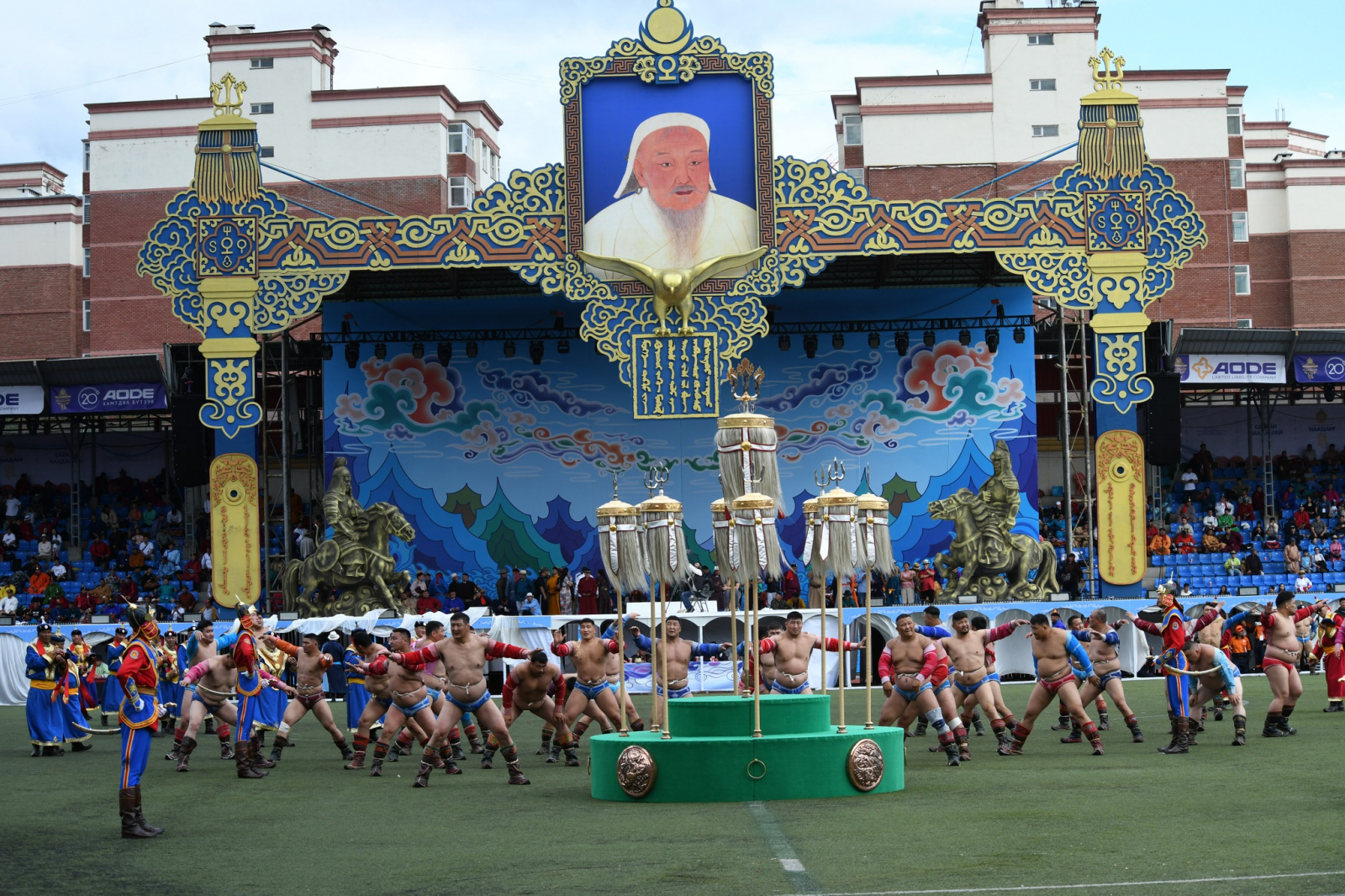 ТАНИЛЦ: Улс тунхагласны 101 жилийн ойд зориулсан барилдаанд зодоглох бөхчүүд