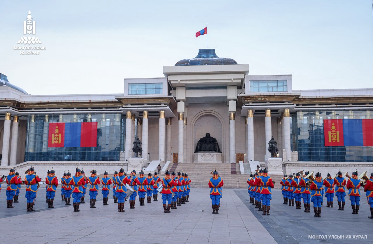 Монгол Улсын Төрийн далбааг мандуулах ёслол болов