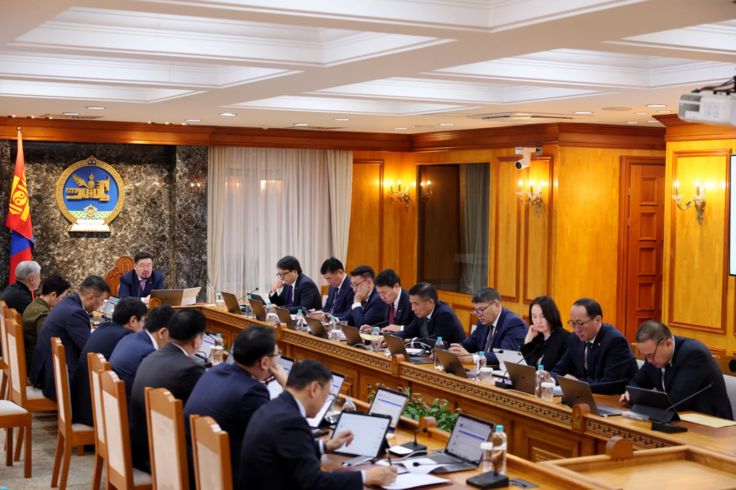 Төрийн өмчит зарим компанийн удирдлагуудад хариуцлага тооцохыг чиглэл болгожээ