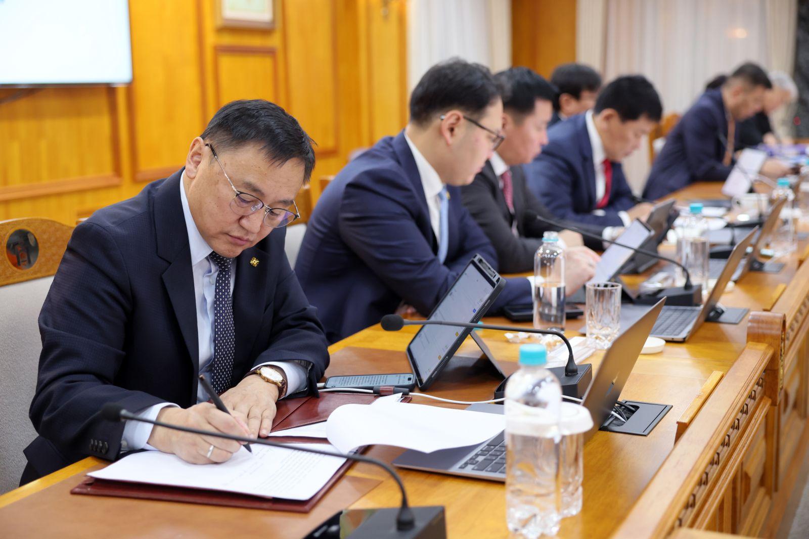 Эмч, ажилчдын илүү цагийн хөлс, урвалж оношлуурын зардалд Засгийн газрын нөөц сангаас нэг тэрбум 400 сая төгрөг гаргана