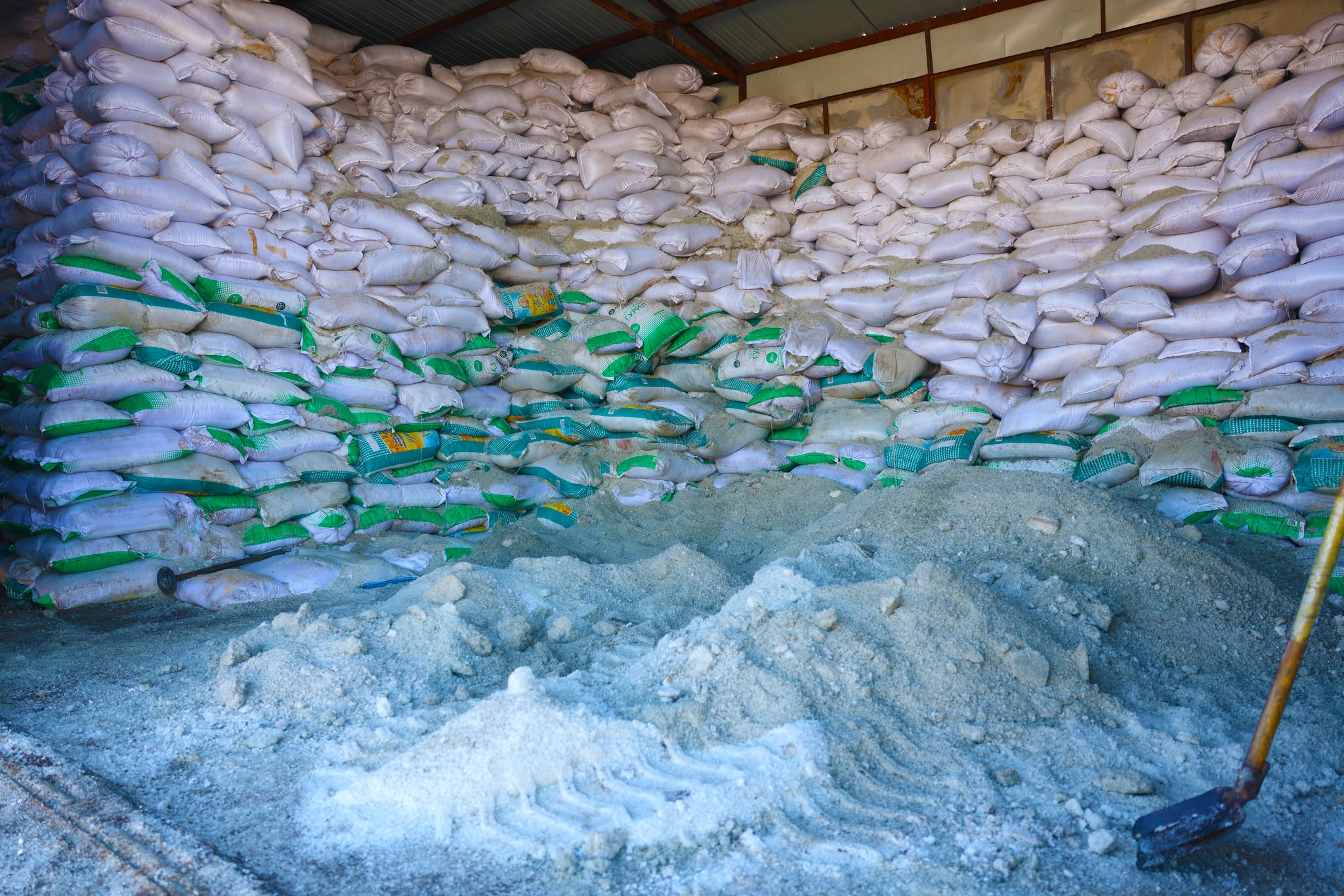 Зам, талбайд байгальд ээлтэй, хурдан уусдаг бодис цацаж байна