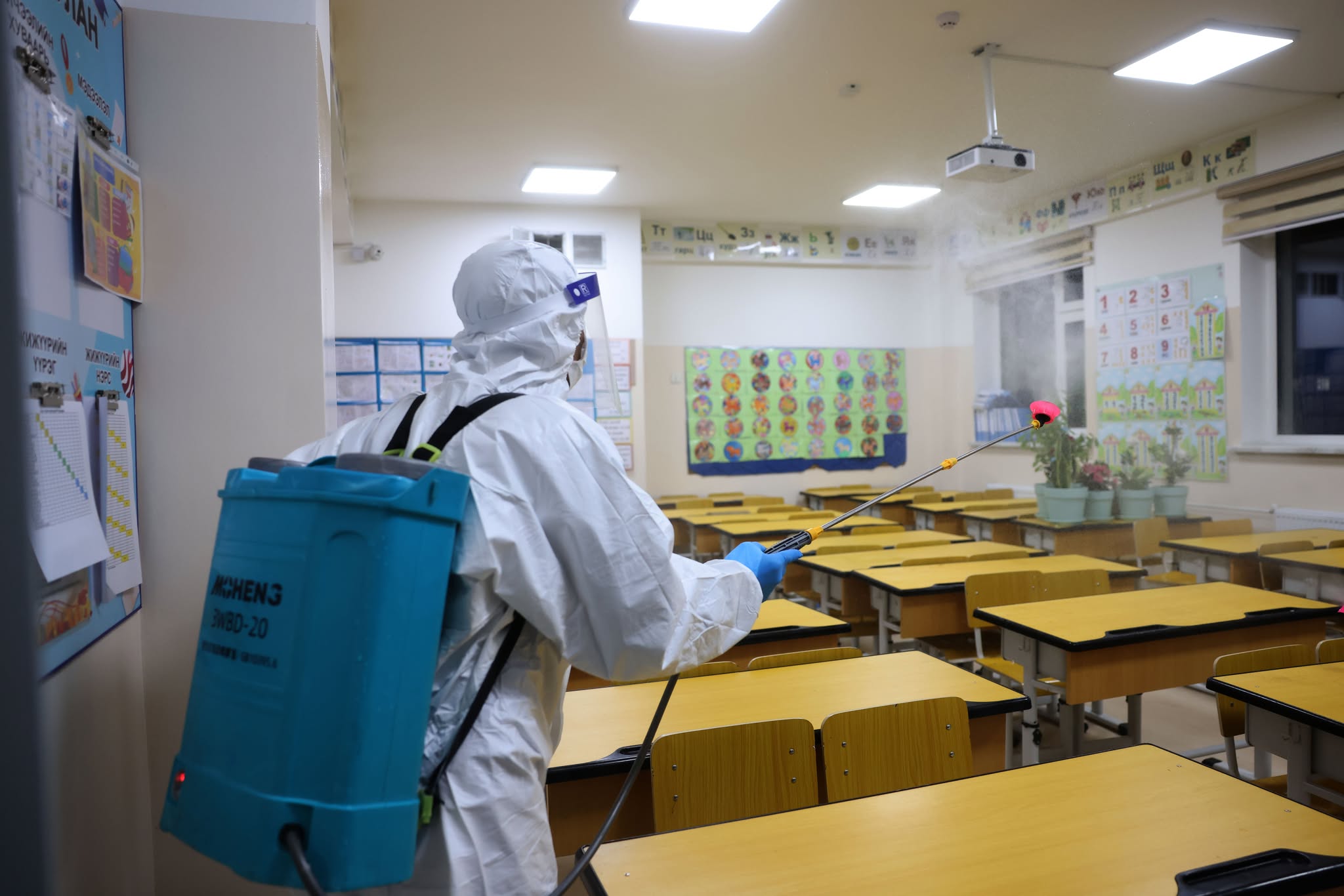 Нийслэлийн 182 сургуульд ариутгал, халдваргүйжүүлэлт хийж эхэлжээ