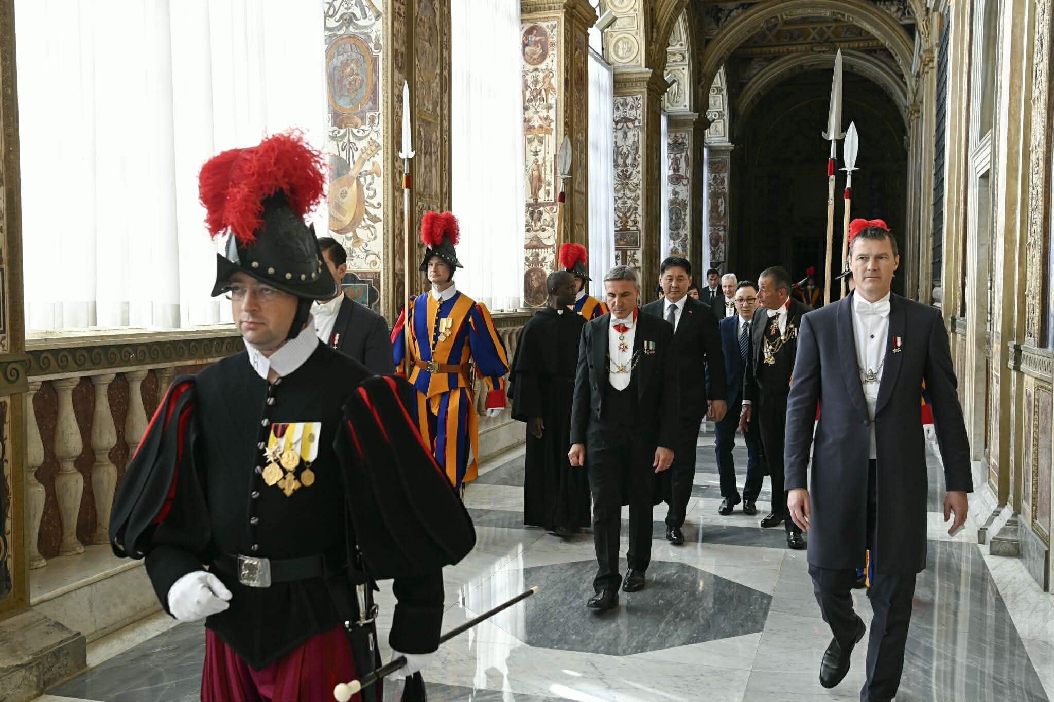 "Ромын Пап ламын хамгаалалтыг Швейцарын цэргүүд хариуцдаг"