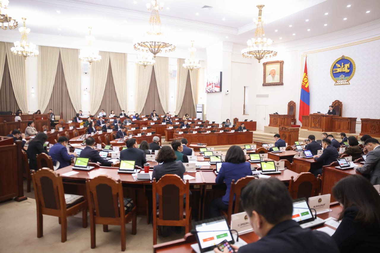 Бүх нийтийн амралт бямба, ням гарагт тохиовол ажлын өдөрт шилжүүлдэг байх хуулийг хэлэлцэж байна