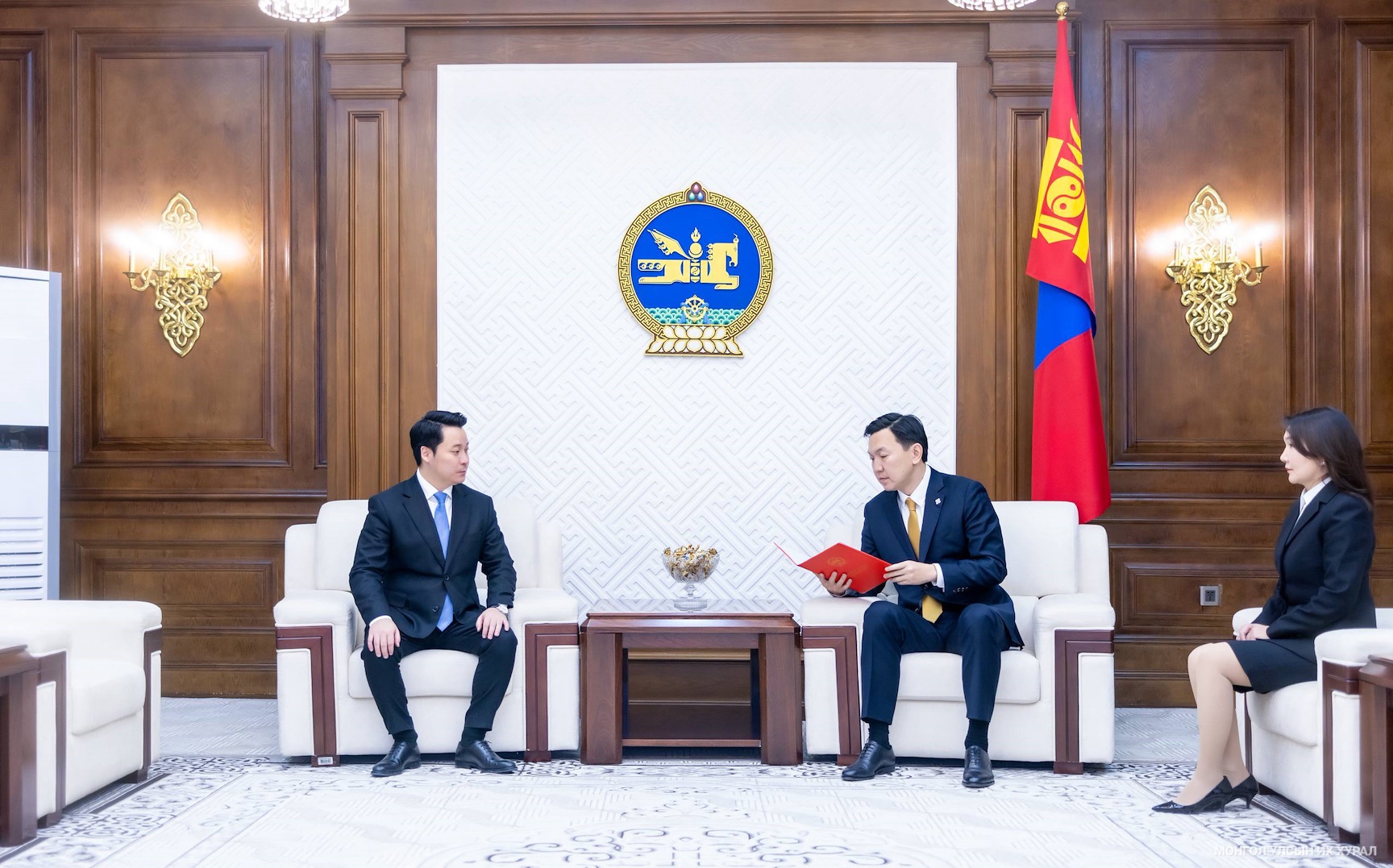 Элчин сайд нарыг эгүүлэн татах, томилох асуудлаар зөвшилцөх Монгол Улсын Ерөнхийлөгчийн саналыг өргөн мэдүүлэв