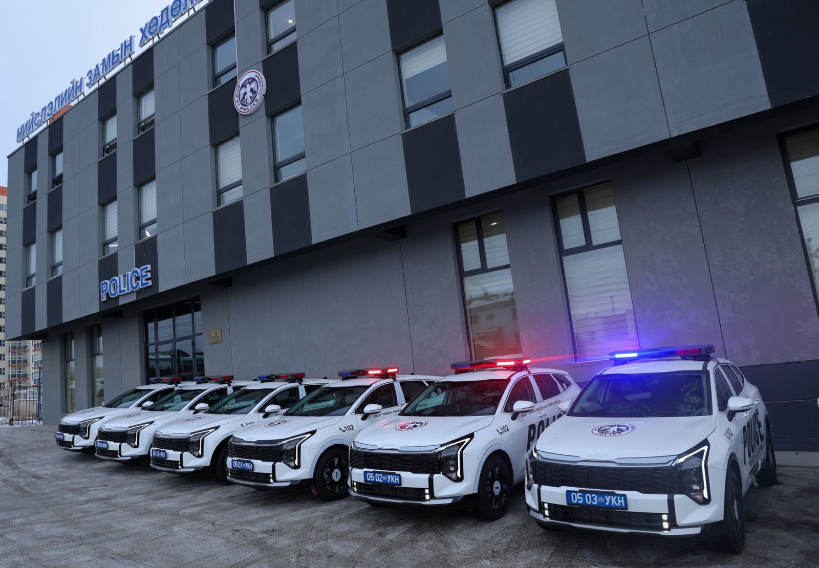 Нийслэлийн замын хөдөлгөөний хяналтын газарт 360 камертай автомашин, суррон хүлээлгэж өгөв