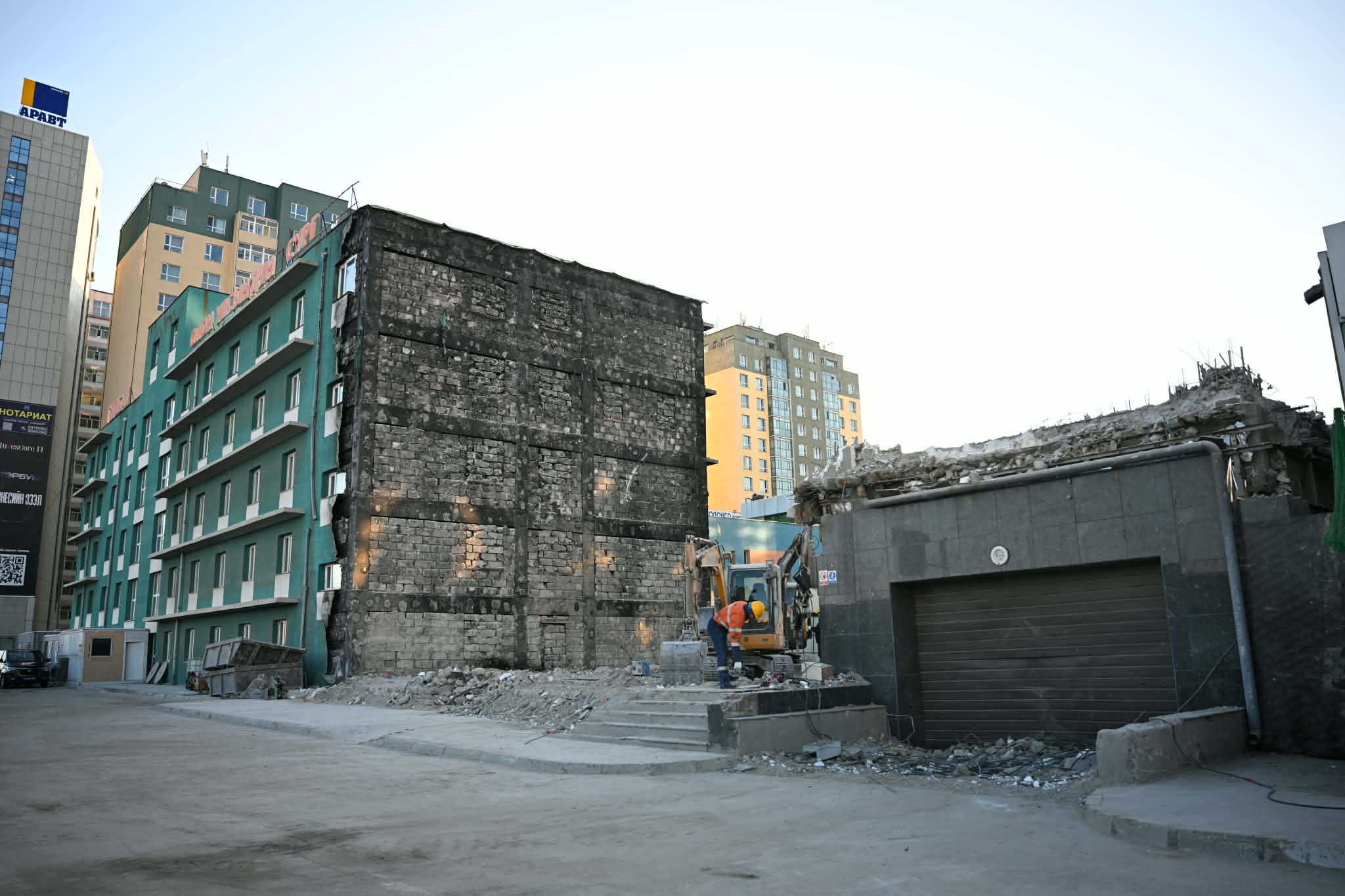 Х.Нямбаатар: Монгол Улсад анх удаа 12-оос дээш давхар, орон сууцны дундах барилгыг аюулгүй буулгаж дууслаа