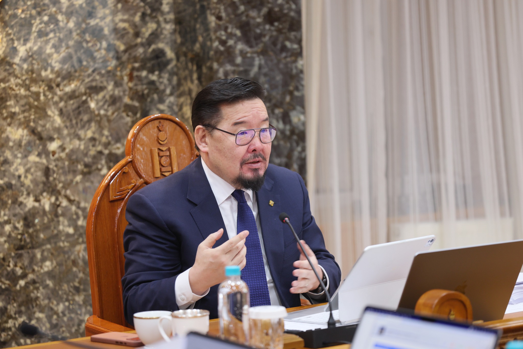 Ардчилсан намын гишүүд “Унасан эдийн засаг - Уруудсан итгэл“ сэдвээр Ерөнхий сайдаас асуулт асууна