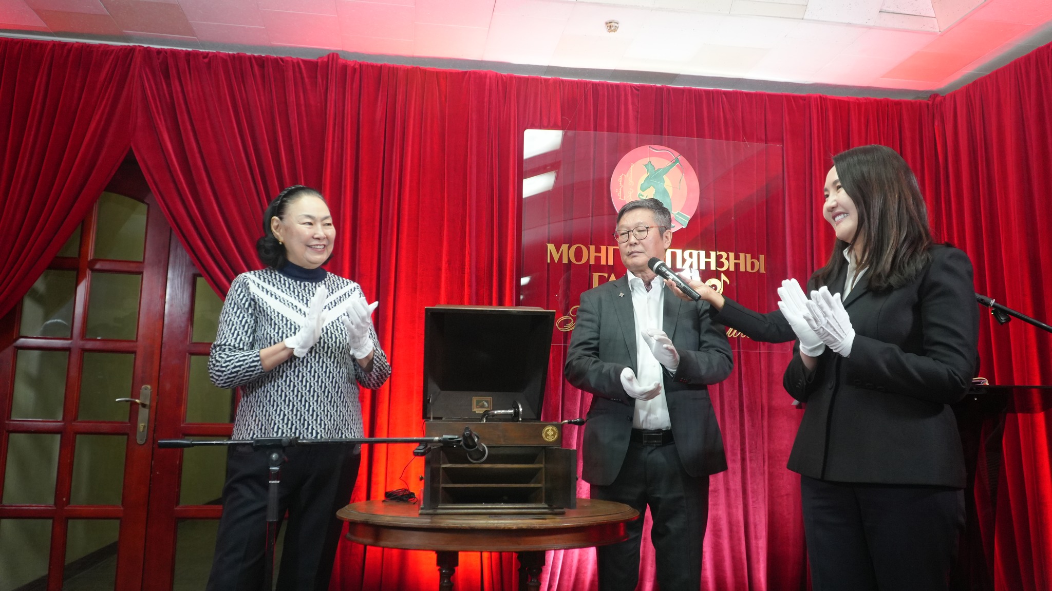 “Монгол пянзны галерей”-д түүхийн ховор бүтээлийг дэлгэжээ