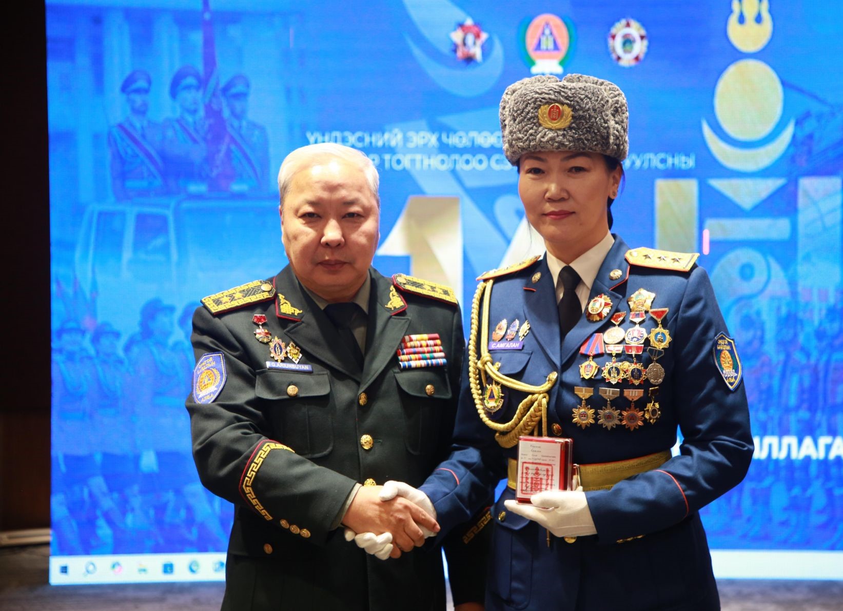 Алба хаагчдад төрийн одон, медаль гардуулав