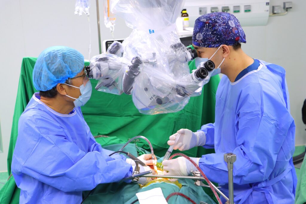 ГССҮТ болон БНСУ-ын эмч нарын баг микроскоп ашиглан нурууны мэс заслын эмчилгээг амжилттай хийжээ