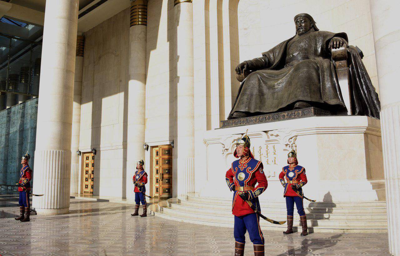 Тогтворгүй байдлаас тогтолцооны өөрчлөлт рүү “гулсаж” мэдэх 2026 оны улс төр