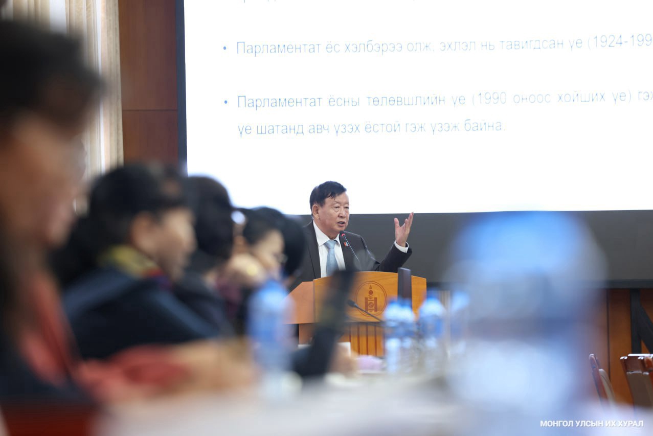 Д.Лүндээжанцан: Төр иргэнтэйгээ байгуулсан гэрээ бол Үндсэн хууль гэж ойлгож болно