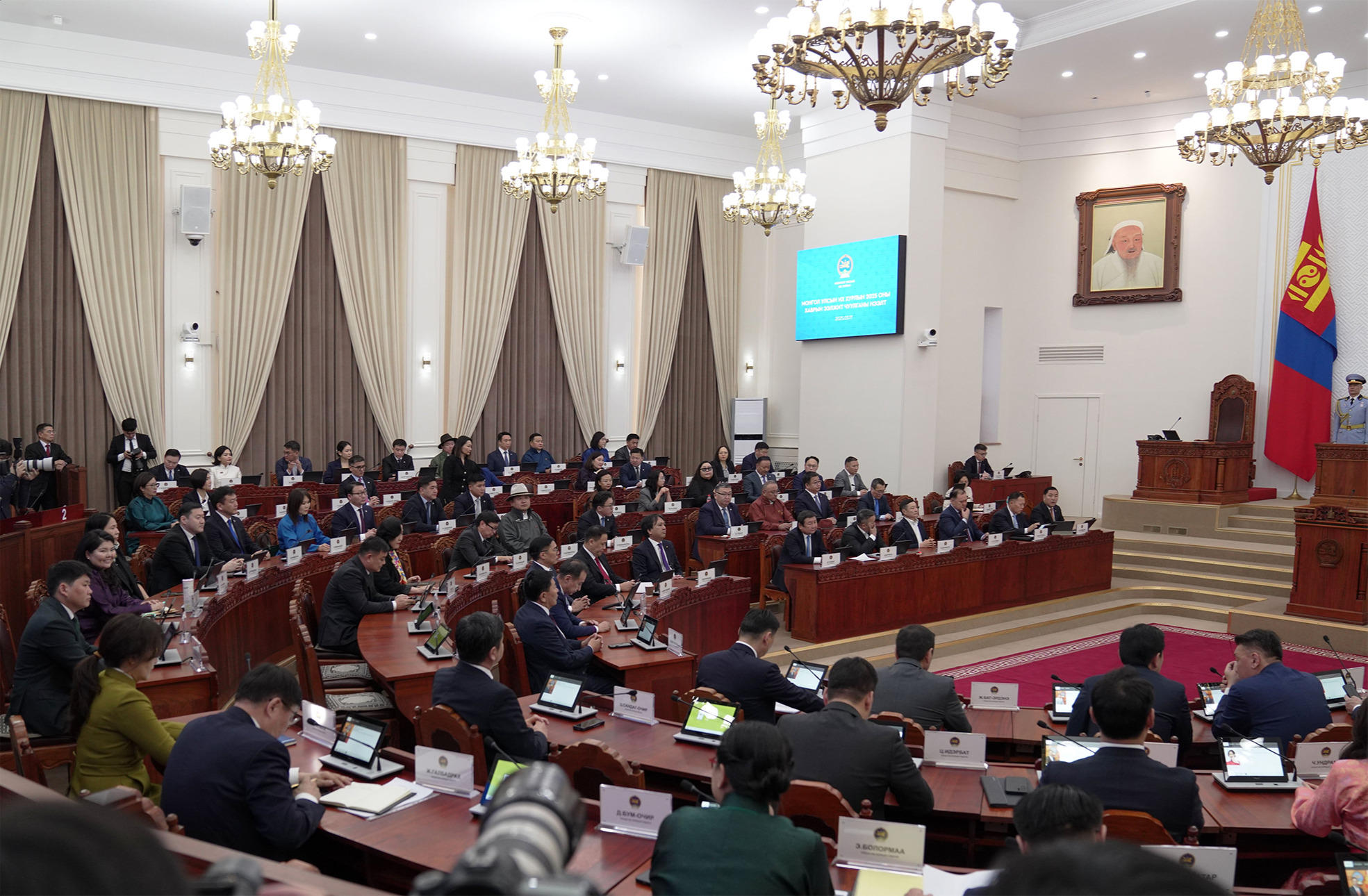 Намрын чуулганаар хэлэлцэн баталсан онцлох хуулиуд