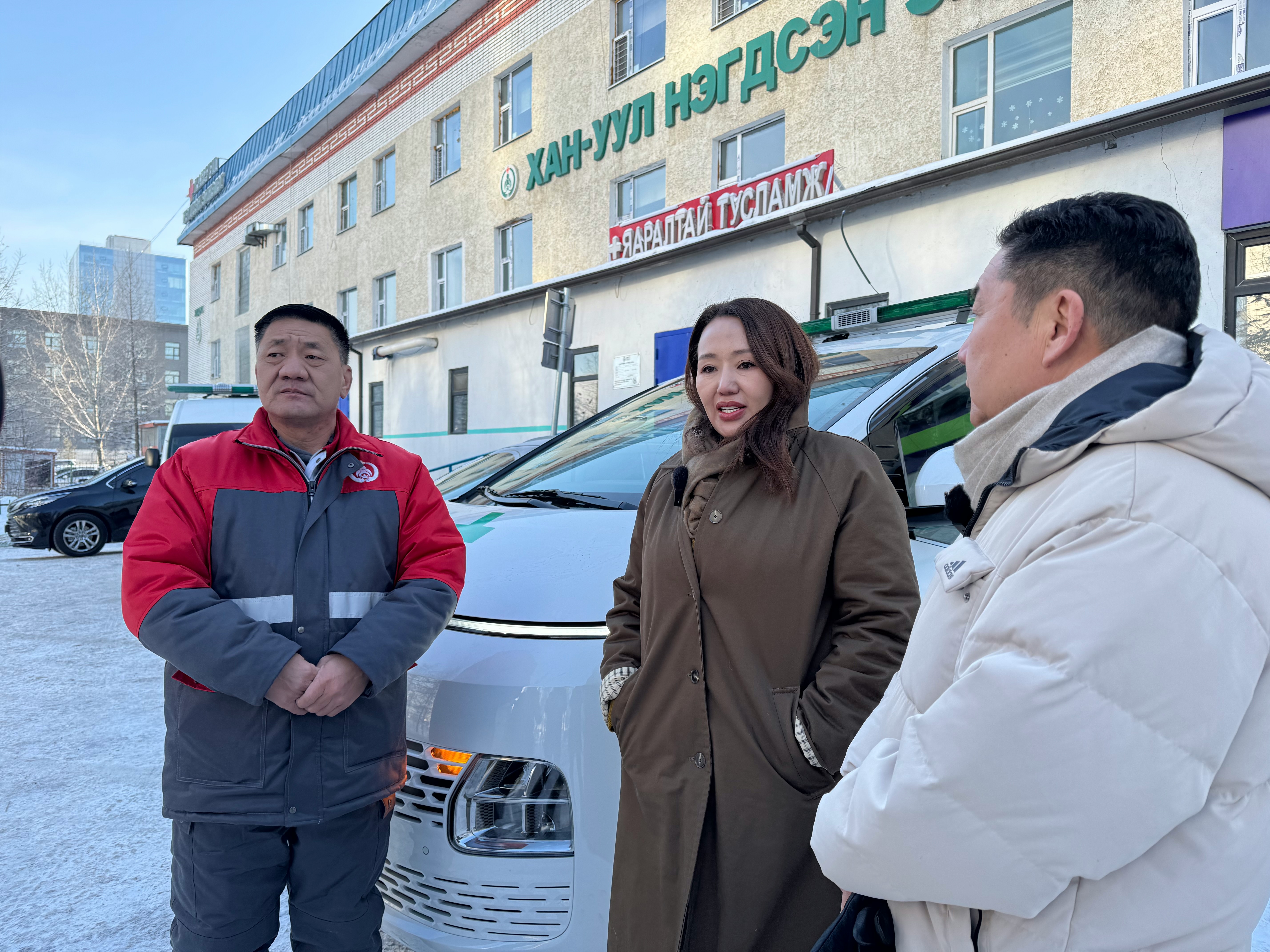 Хан-Уул дүүргийн Нэгдсэн эмнэлэгт түргэн тусламжийн машин гардуулан өгчээ