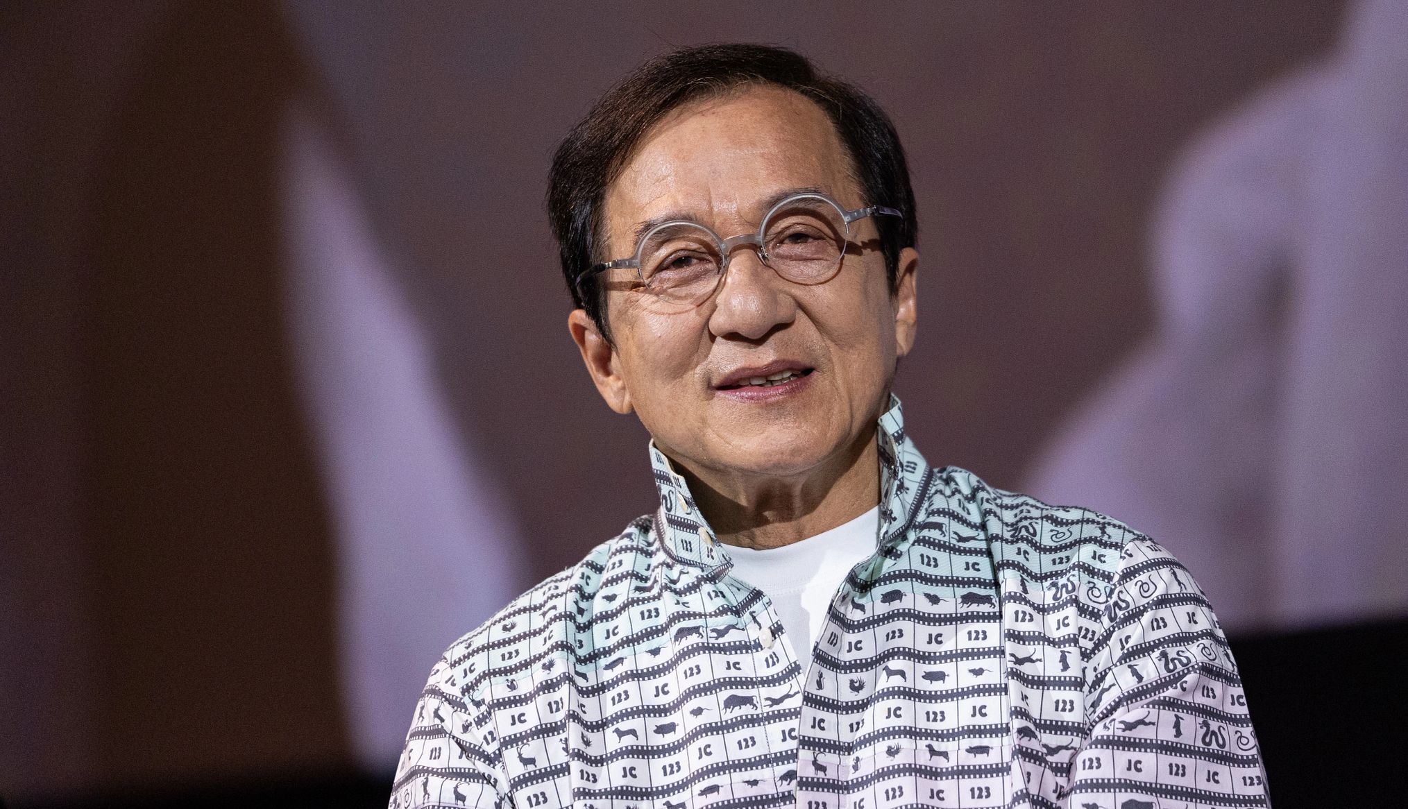 Жеки Чан таалал төгссөнийхөө дараа цацагдах тусгай дуу бичлэг бичүүлснээ зарлалаа