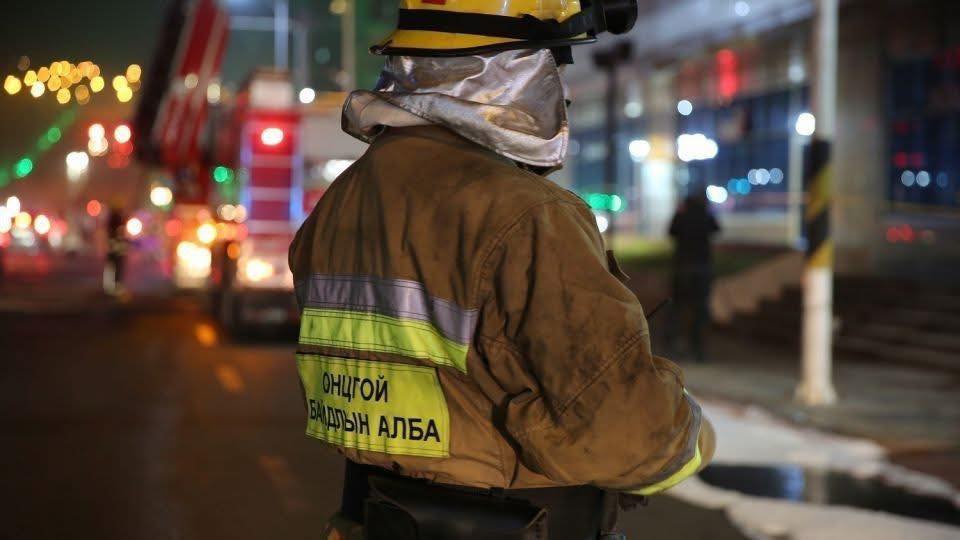 Шатаж байсан байшингаас бага насны хоёр хүүхдийг аварчээ