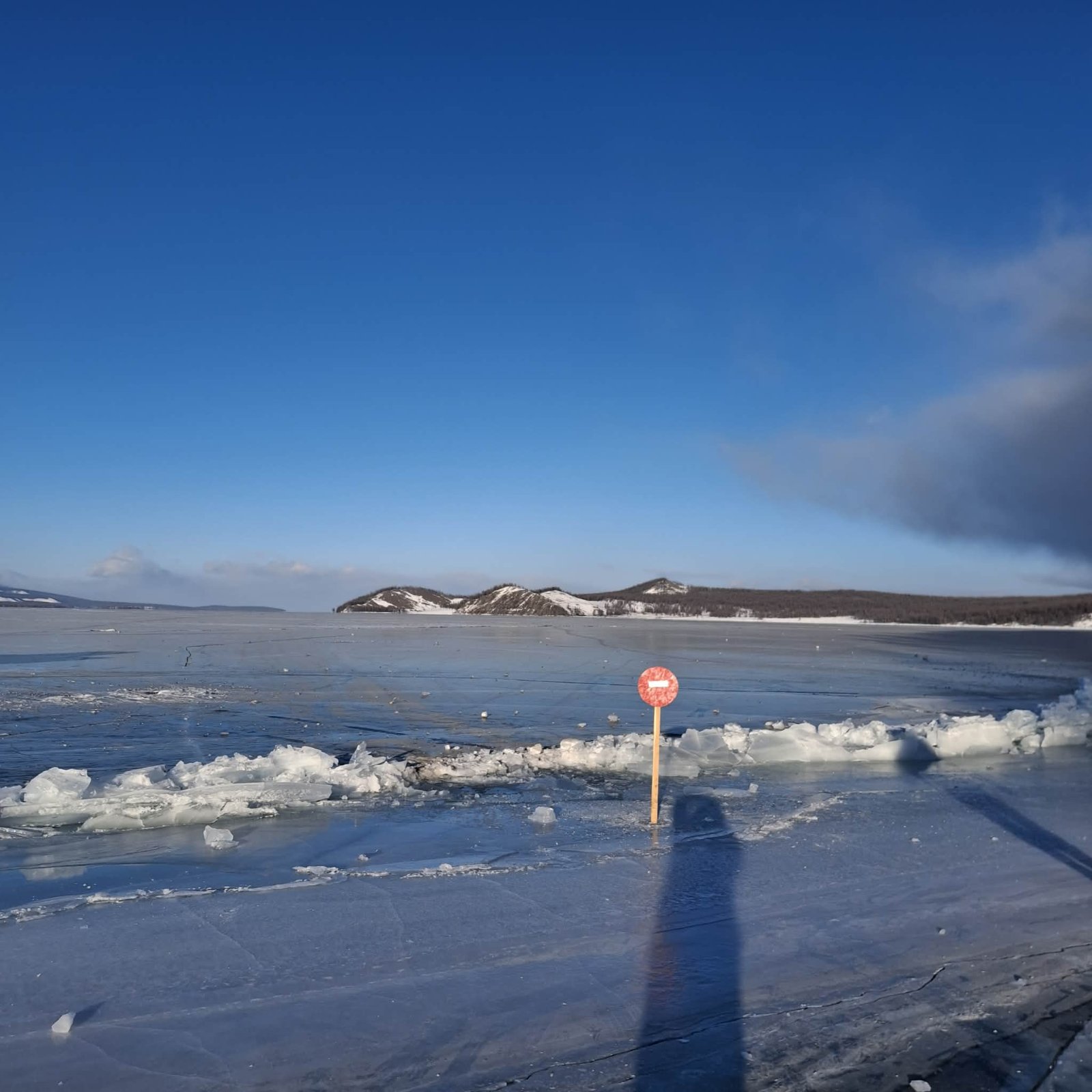 Харзны усанд ороод буцаж явсан дөрвөн хүн машинтайгаа голын мөсөнд цөмөрчээ