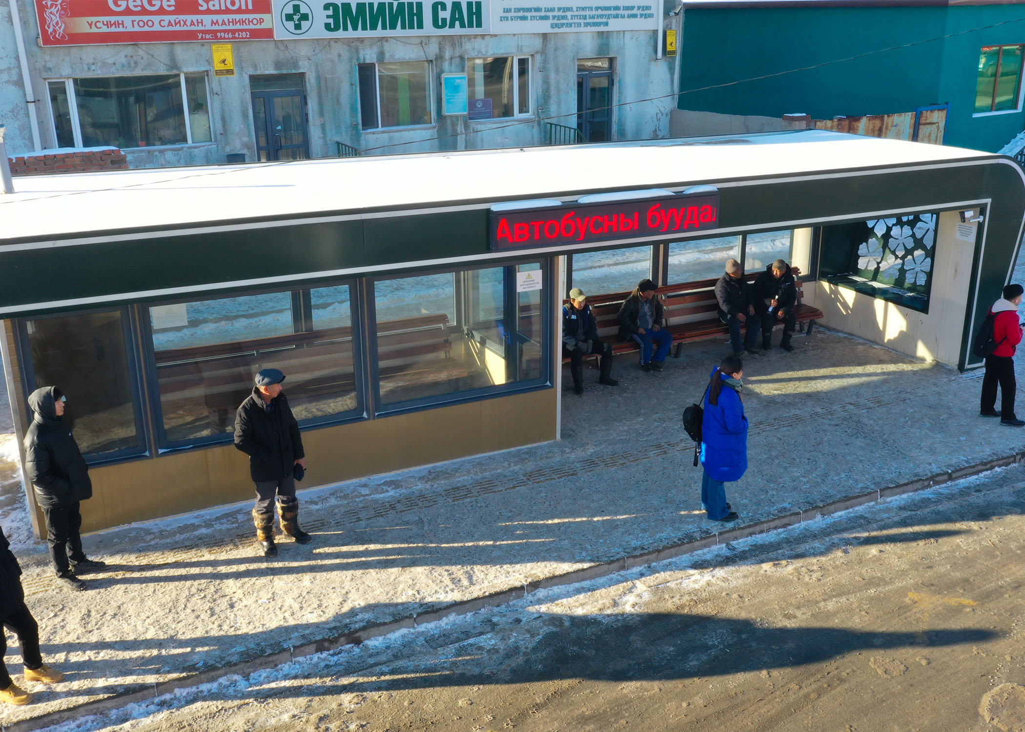 Зорчигчид автобусны буудлын дулаан зогсоолыг эвдэлж, эд зүйлсийг нь хулгайлжээ