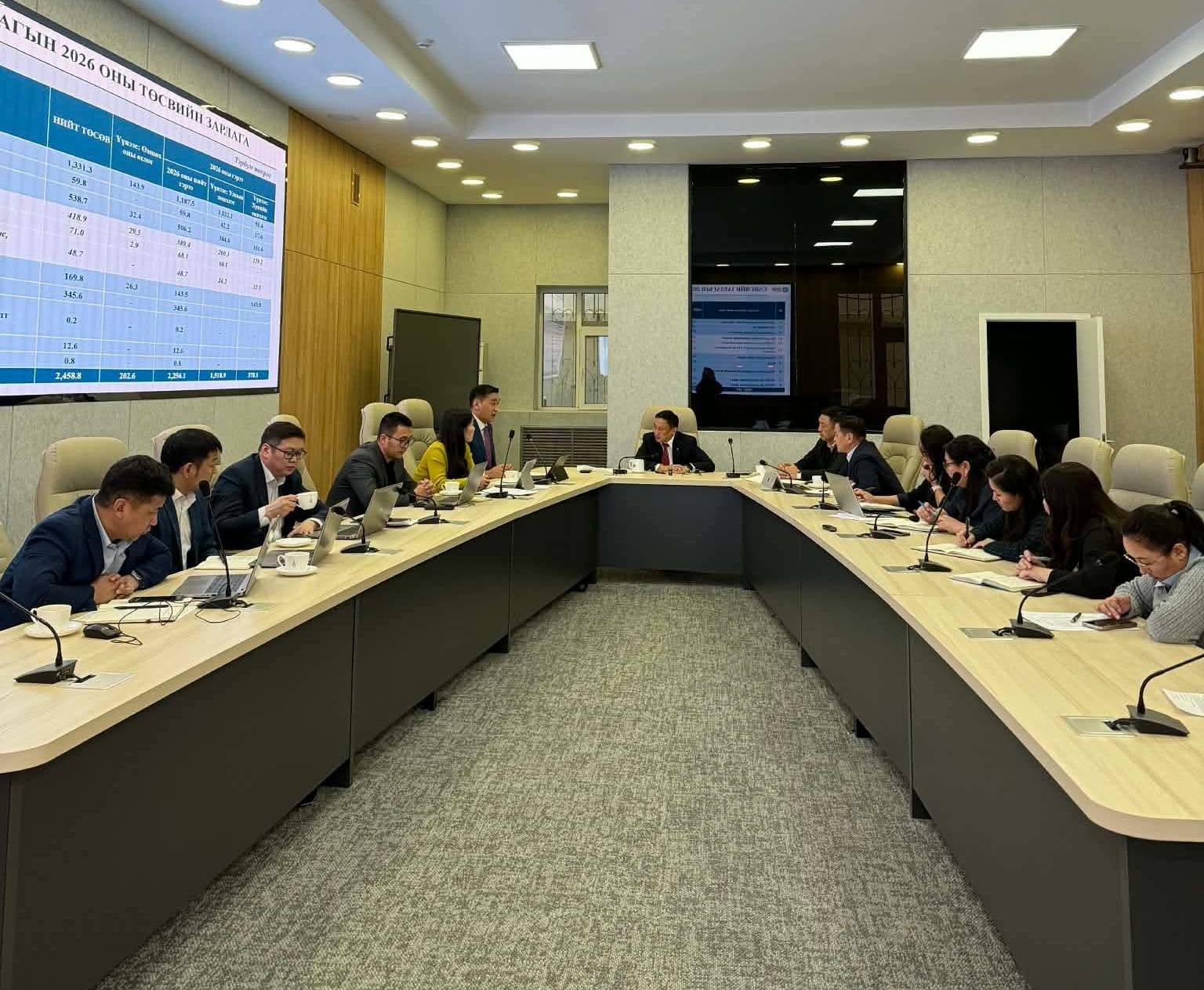 Эмч, ажилчдын цалингийн нэмэгдлийг нэгдүгээр сард багтаан олгох талаар хуралдаж байна