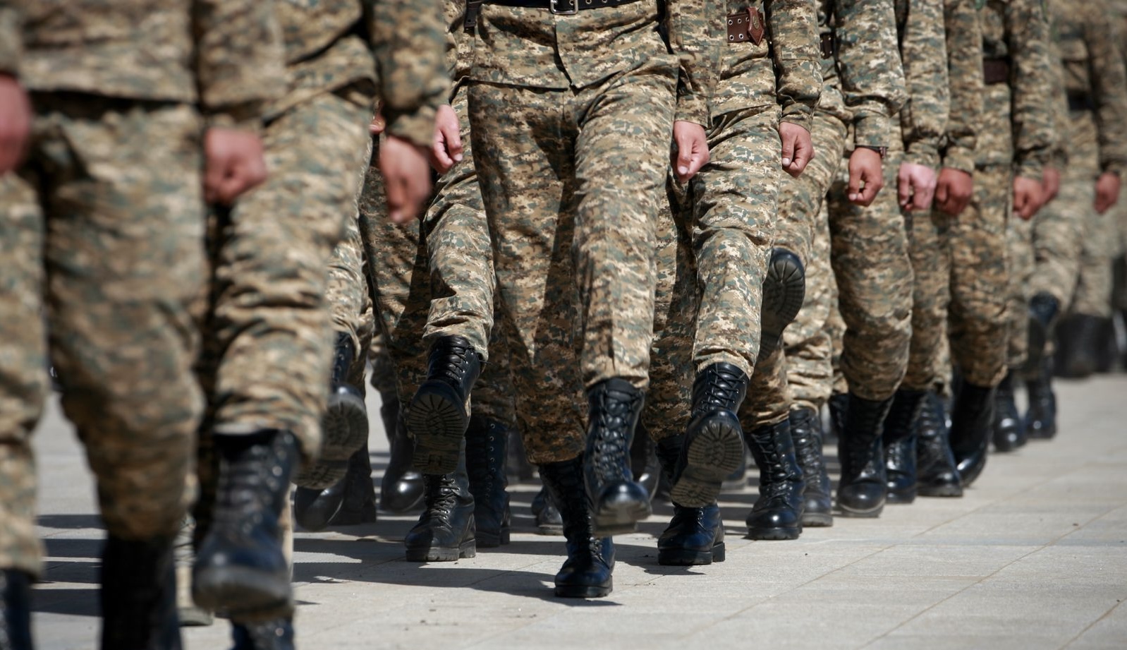 Хугацаат цэргийн алба хаагчид нэгнийгээ “Үгэнд орсонгүй” гэх шалтгаанаар биед нь халджээ