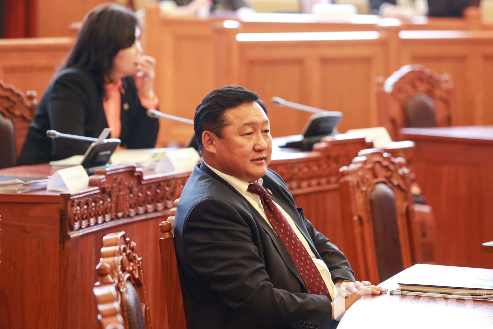 “Монголросцветмет”-ийн захирал Д.Тогтохсүрэнгийн ажлын байранд АТГ-ынхан нэгжлэг хийж саатууллаа