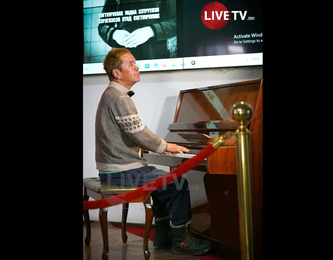 Улаанбаатар өртөөгийн хүлээлгийн танхимд төгөлдөр хуур тоглох малчин С.Оюунсуртал