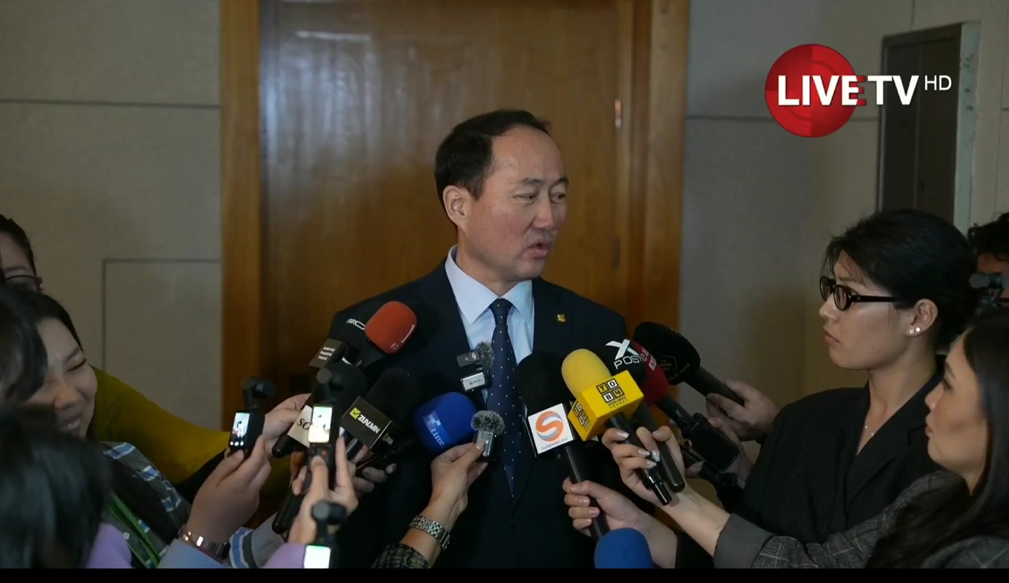 М.Бадамсүрэн: БОАЖЯ УИХ-ын тогтоолгүй нүүж байсан юм билээ. Харин ХХААХҮЯ УИХ-ын тогтоолтой нүүсэн