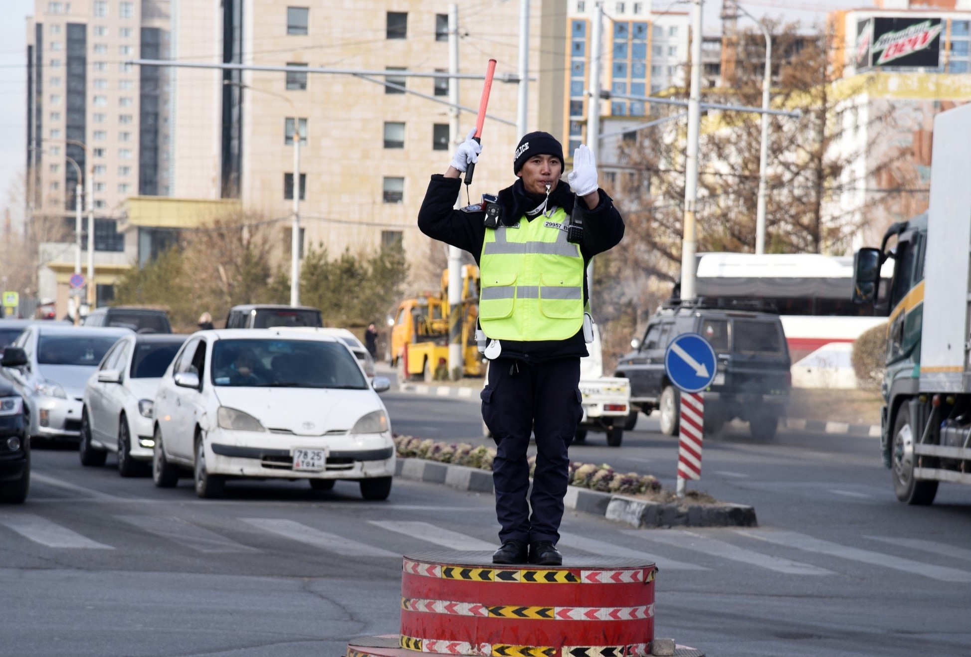 Улаанбаатар хотын 19 уулзвараас цагдаагийн биет зохицуулалтыг хасжээ
