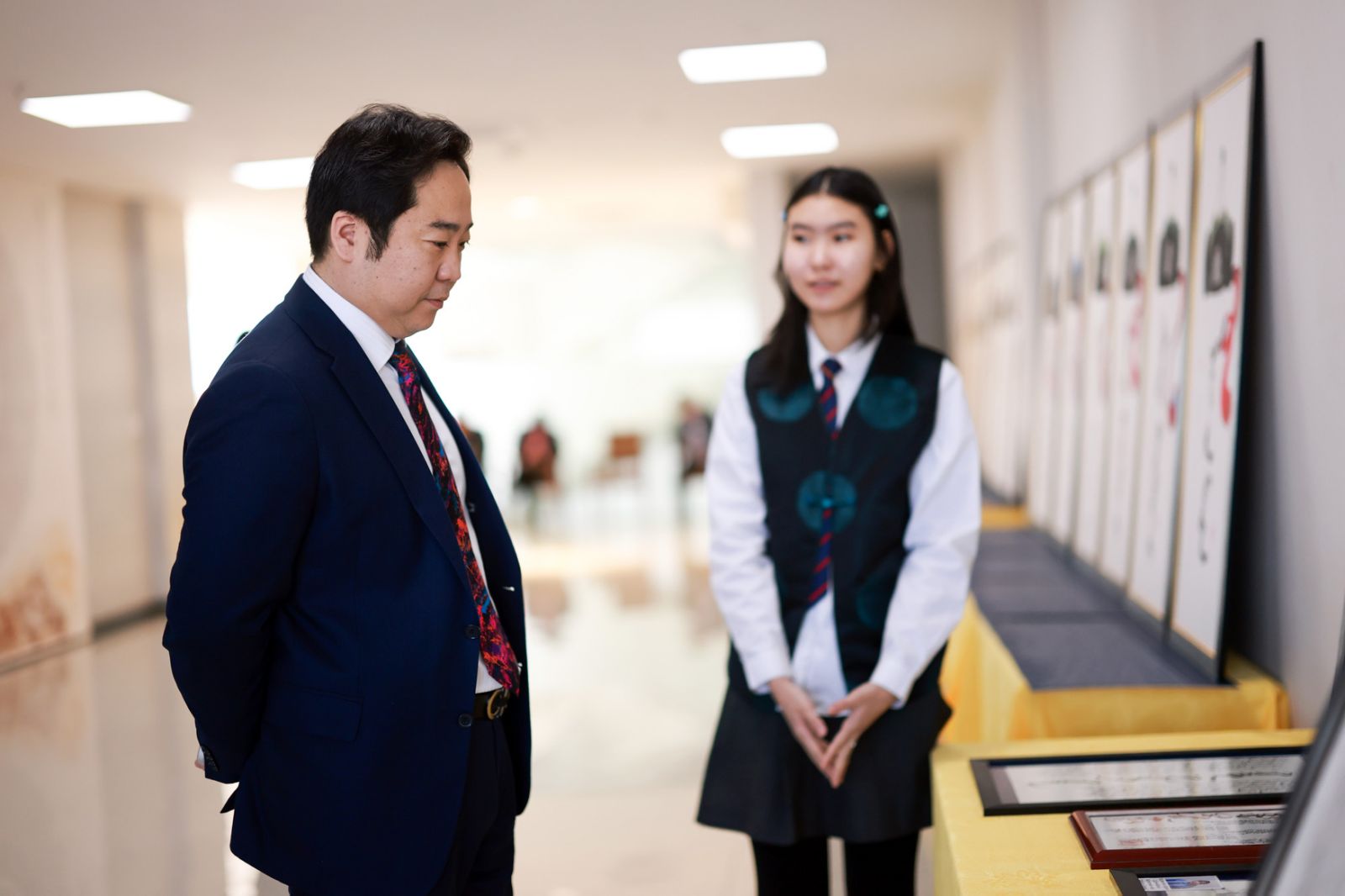 34 дүгээр сургуулийн багш, сурагчид НИТХ-ын танхимд “Монгол өв соёл” бийрийн бүтээлийн үзэсгэлэнгээ дэлгэлээ