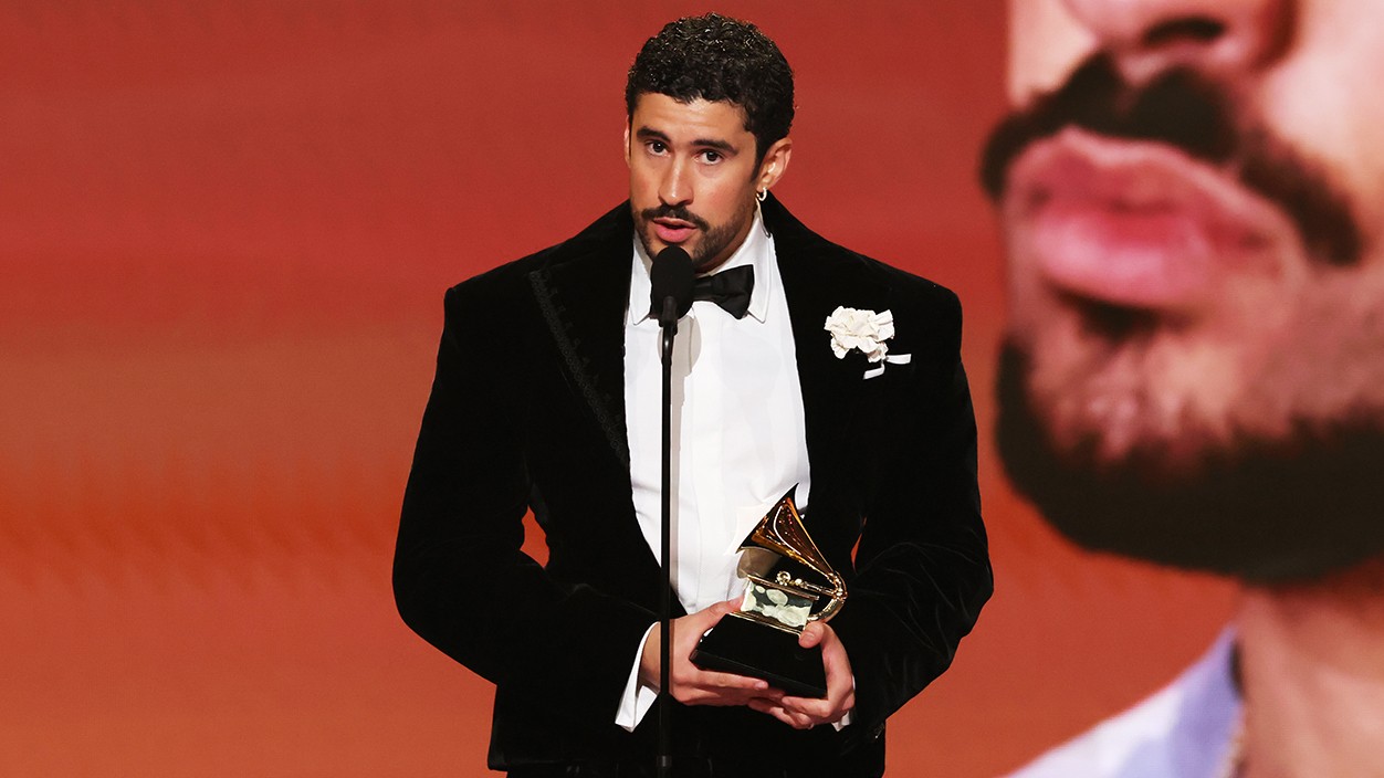 Bad Bunny Грэммийн наадмаас "Оны шилдэг цомог" шагналыг хүртэж түүх бүтээв