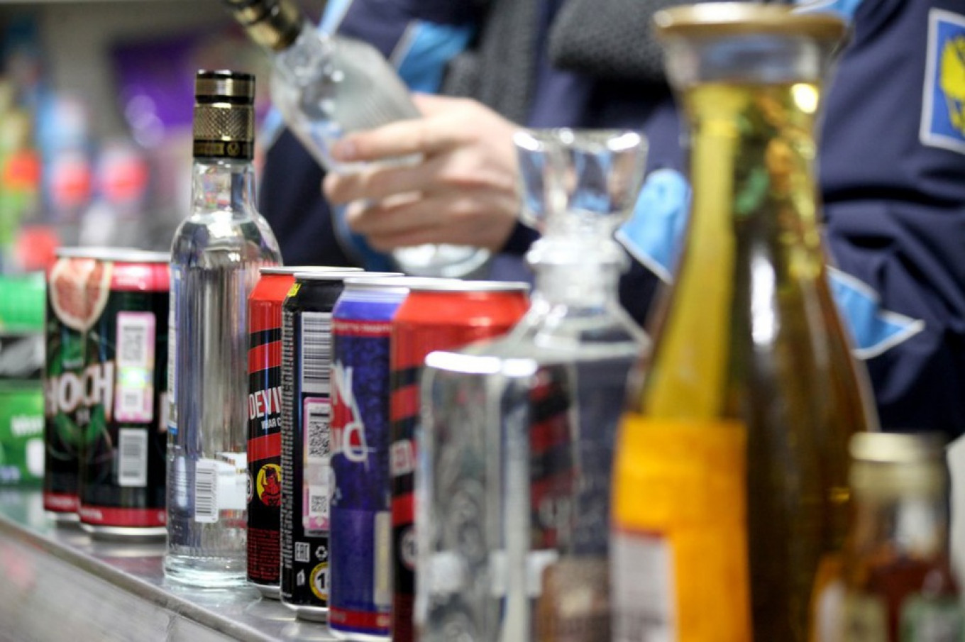 Архи, согтууруулах ундааг хууль бусаар үйлдвэрлэж, худалдан борлуулж байжээ