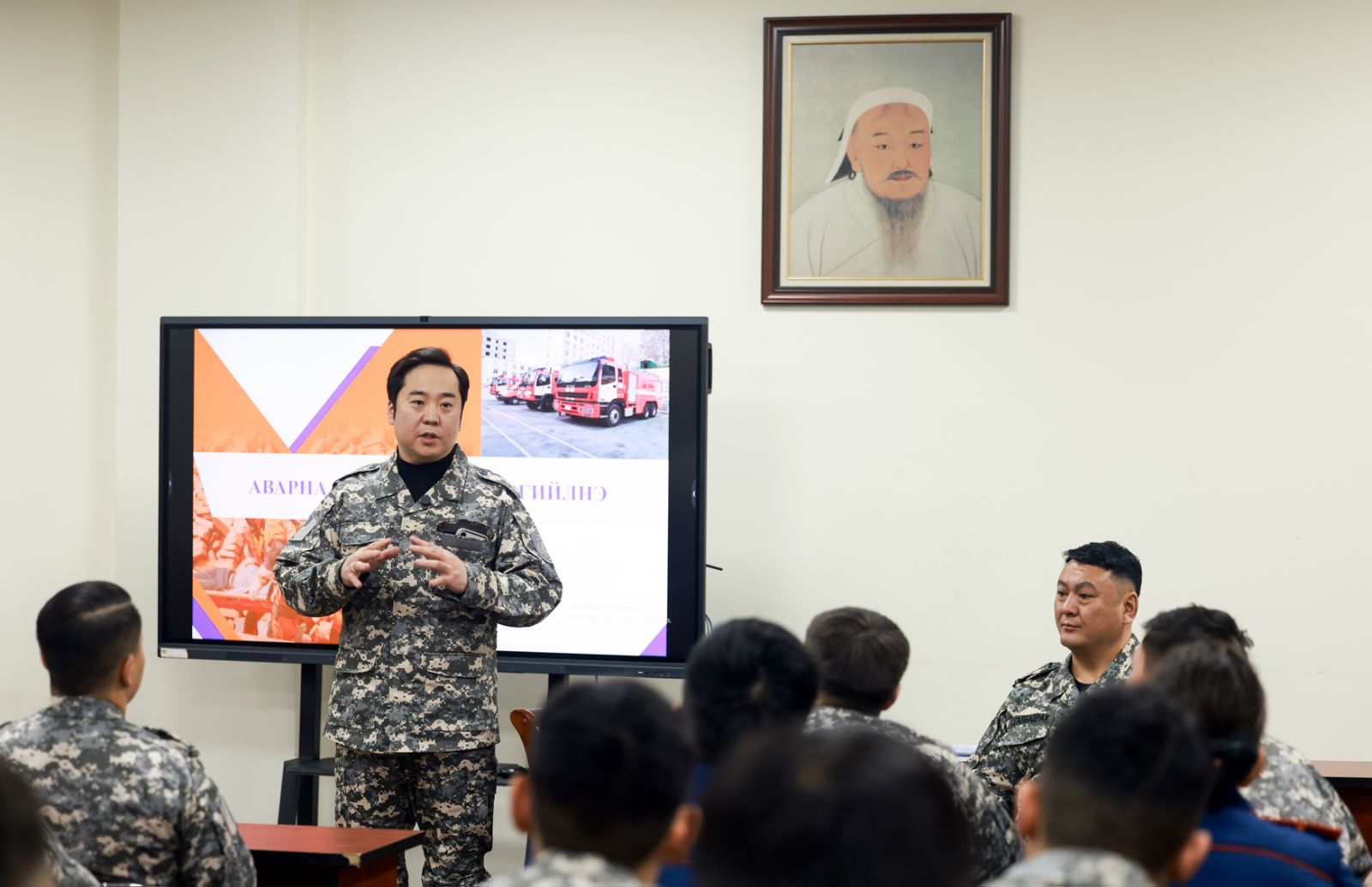 НИТХ-ын дарга А.Баяр нийслэлийн онцгой байдлын алба хаагчидтай уулзаж, ярилцжээ