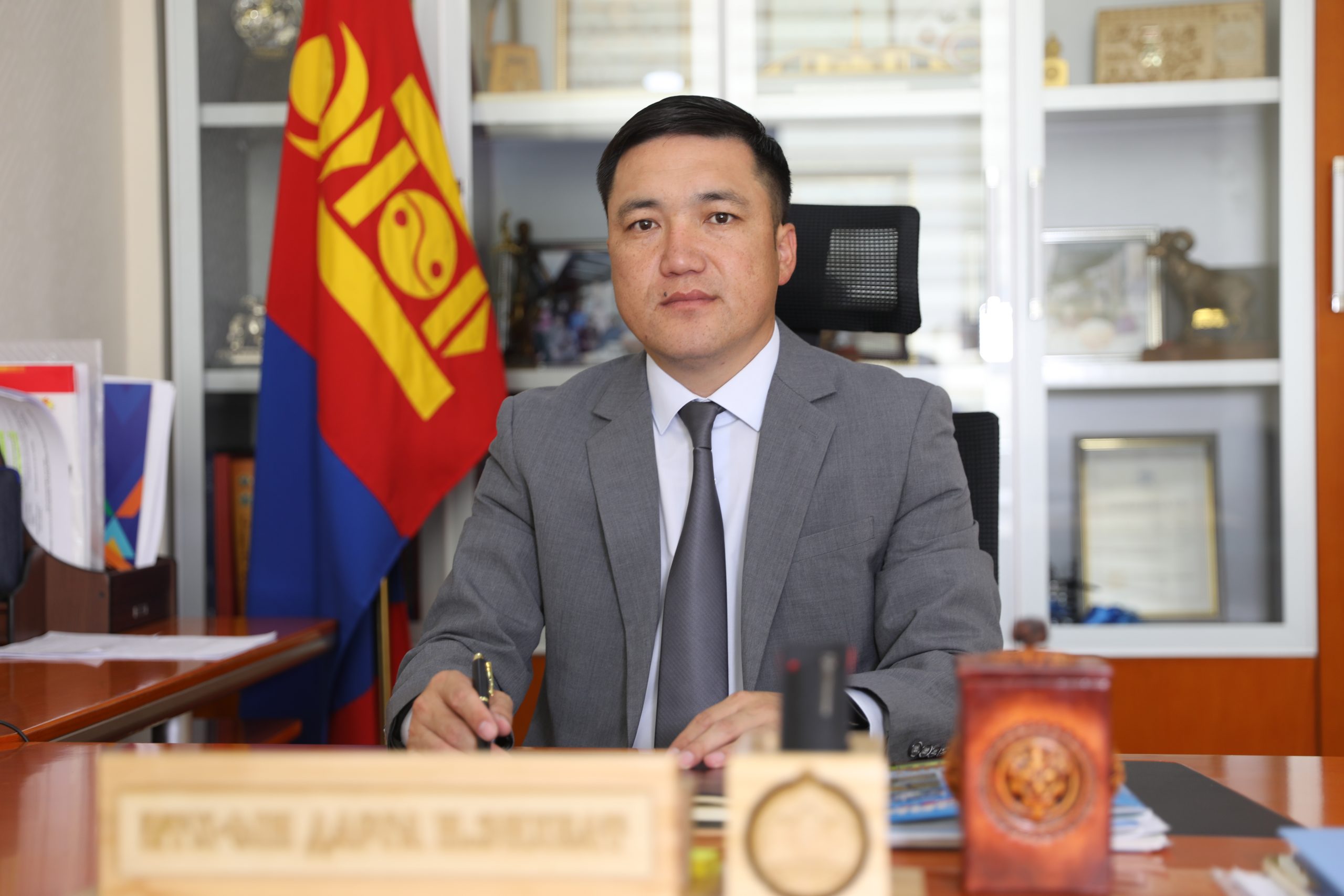 Өмнөговь аймгийн Засаг дарга Н.Энхбатын хилээр гарах эрхийг хязгаарлажээ